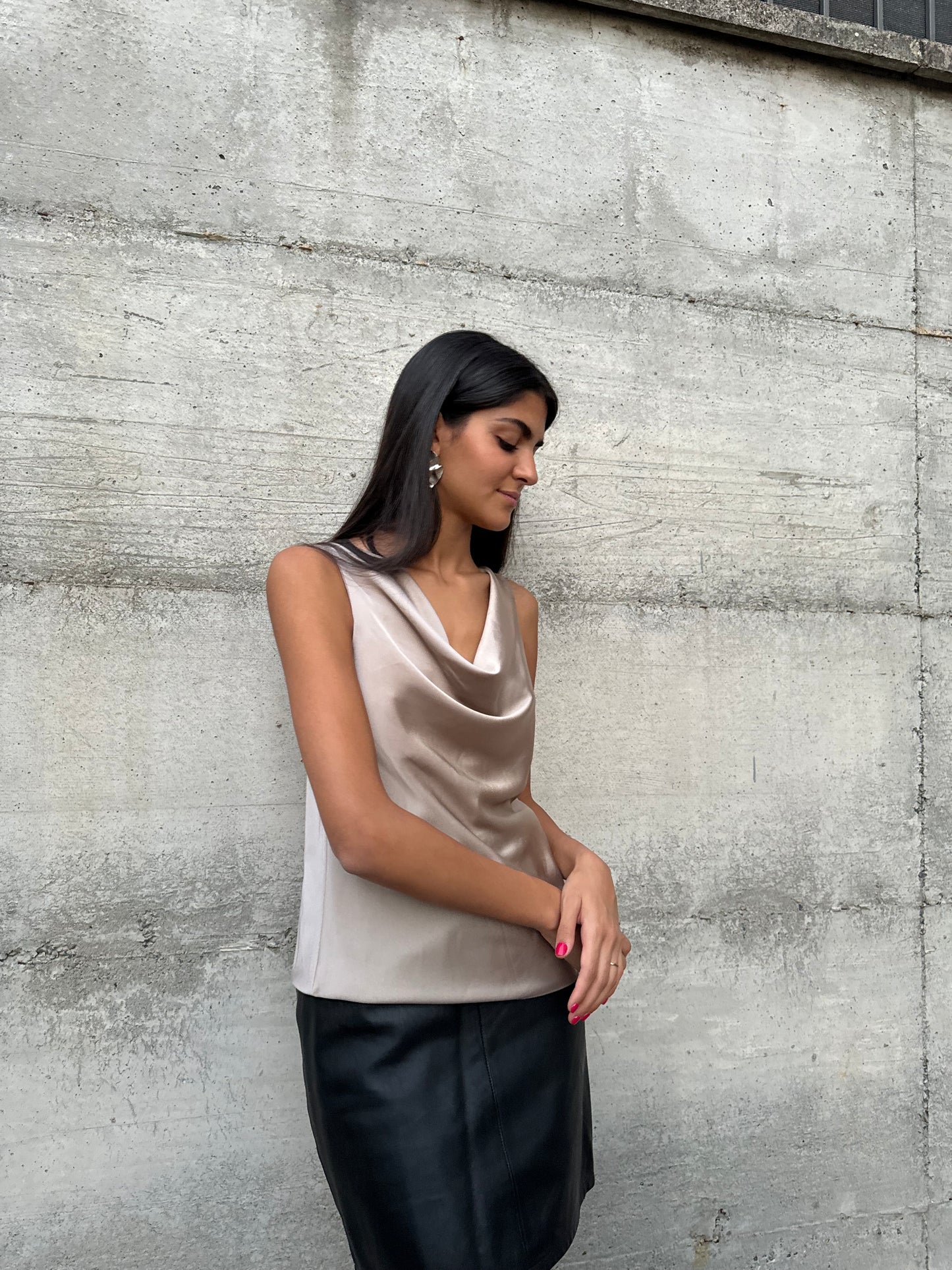 Top satinato con scollo drappeggiato