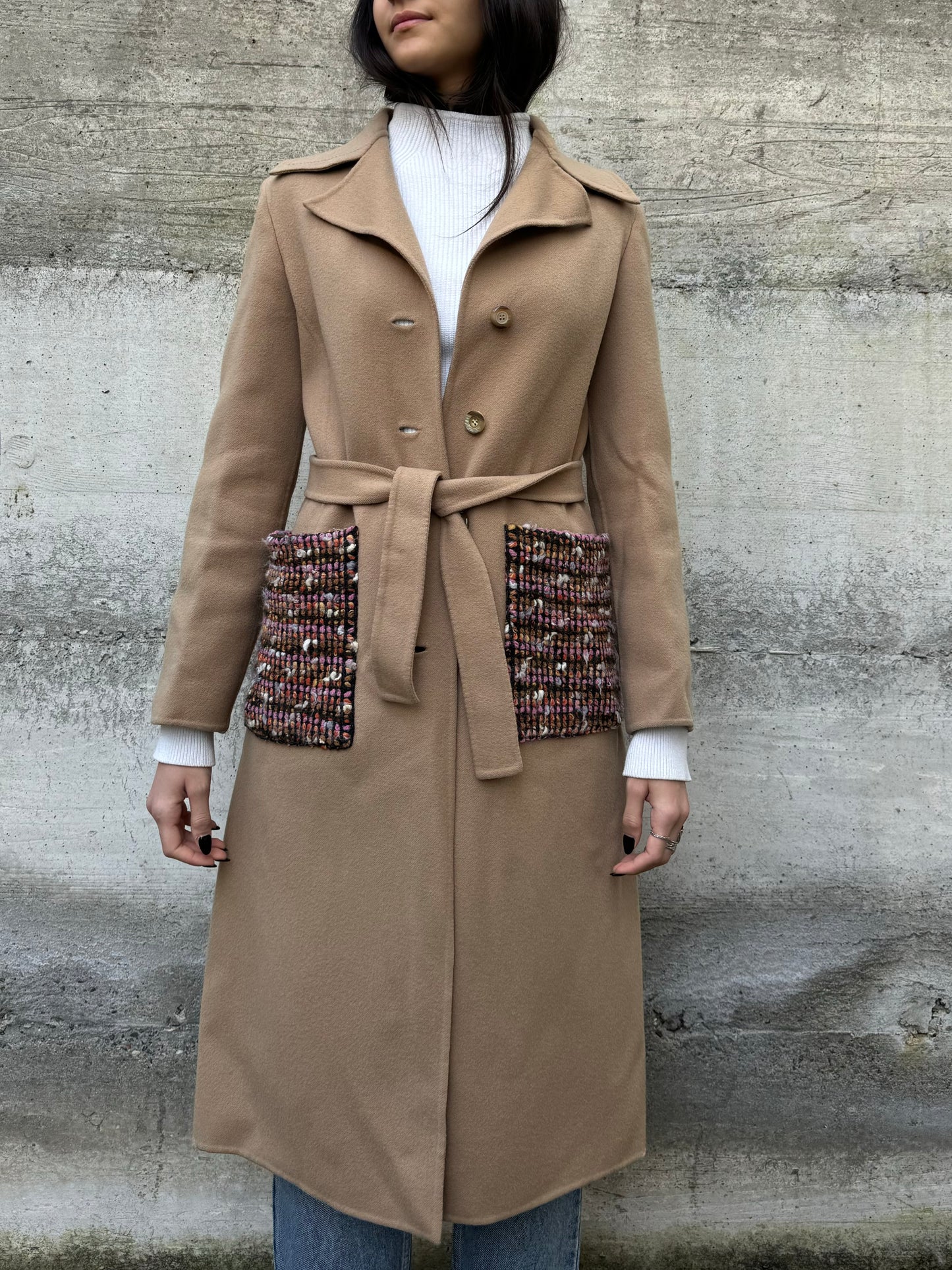 Cappotto sartoriale con cintura e tasconi tricot in 100% lana AGNONA