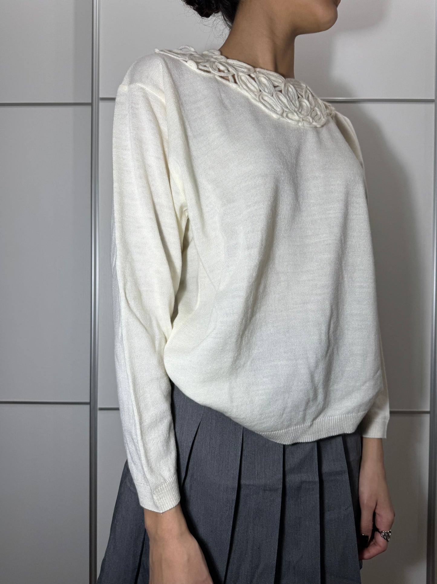 Maglioncino bianco in fresco lana con collo lavorato