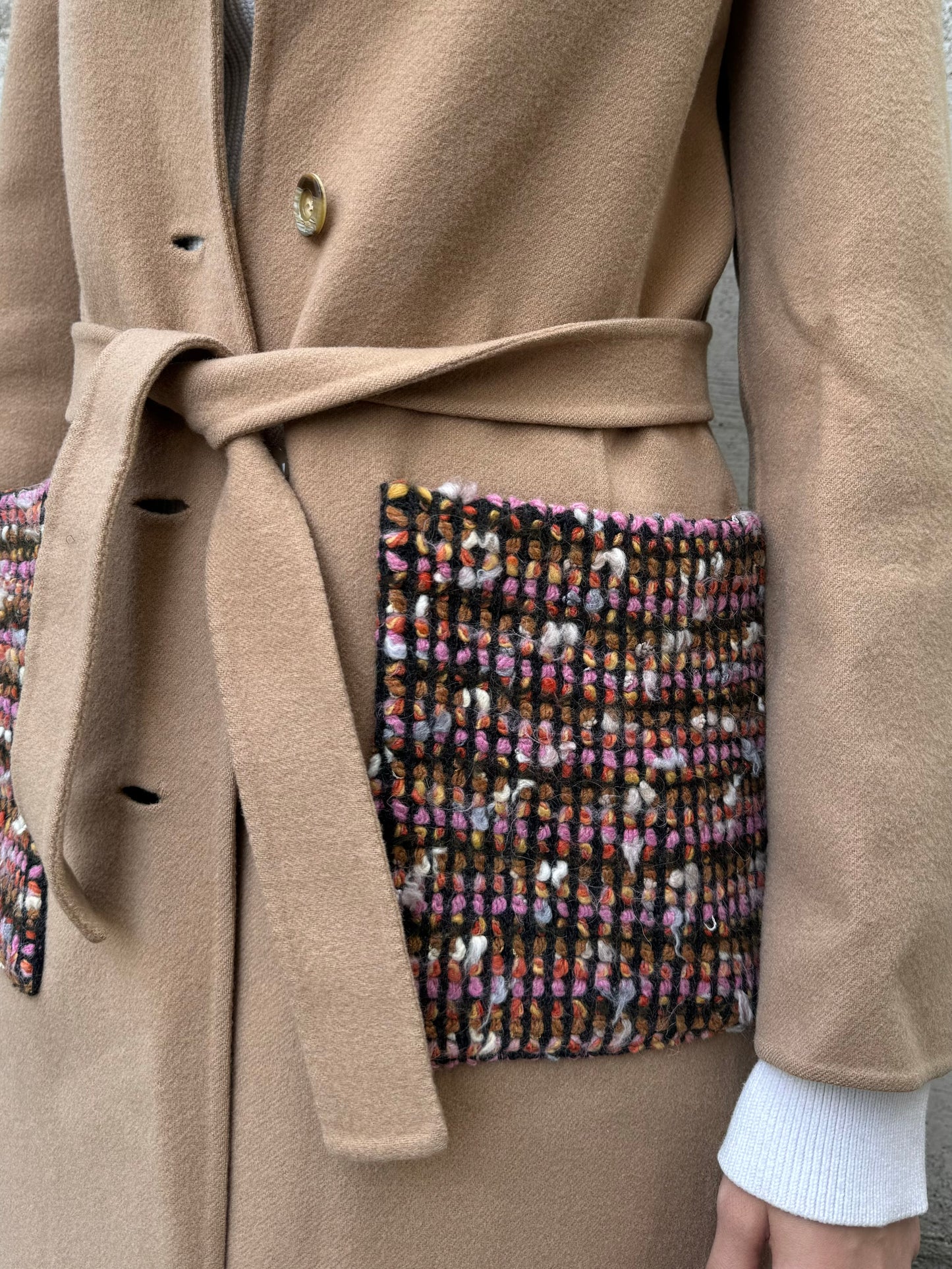 Cappotto sartoriale con cintura e tasconi tricot in 100% lana AGNONA