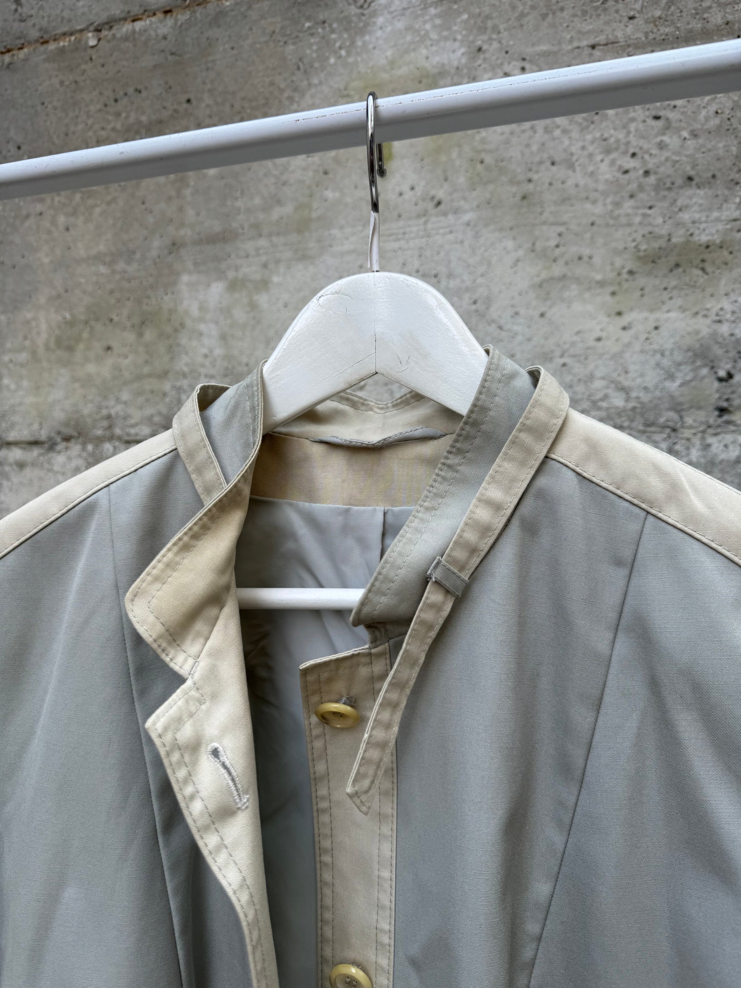 Trenchcoat monopetto sartoriale ghiaccio con collo alla coreana, in misto cotone, tessuti NINO