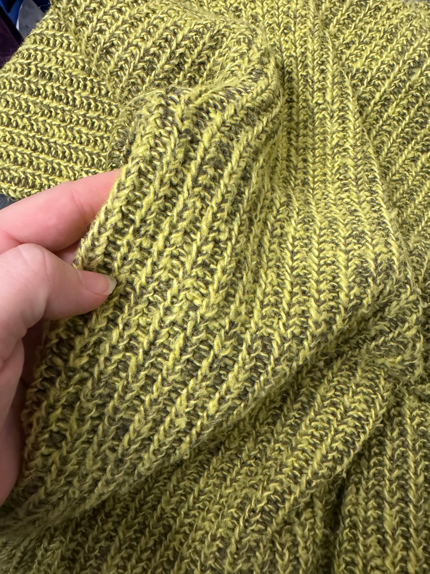 Maglione ampio a collo alto giallo e grigio melange, in misto lana