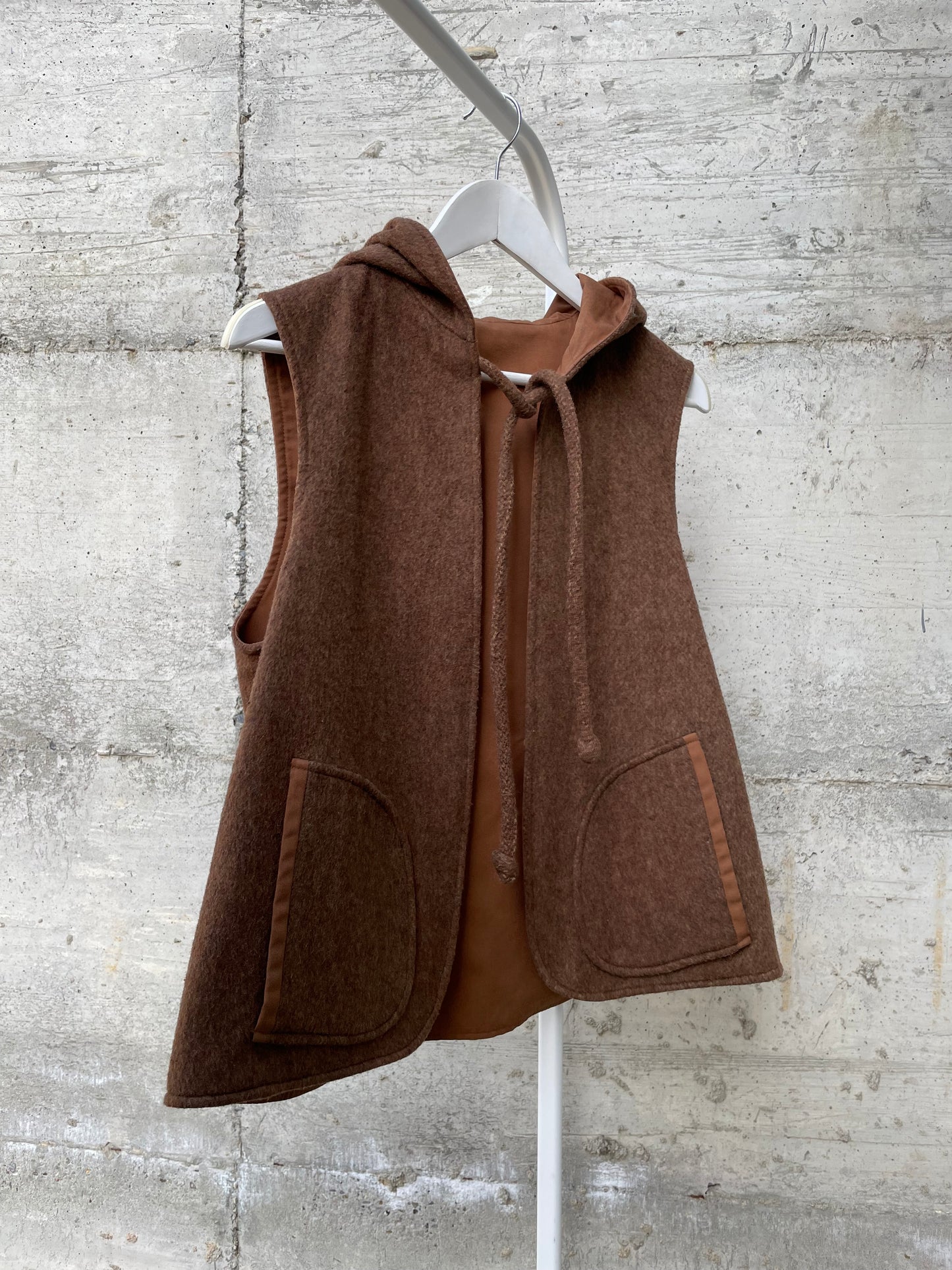 Gilet double face sartoriale con cappuccio