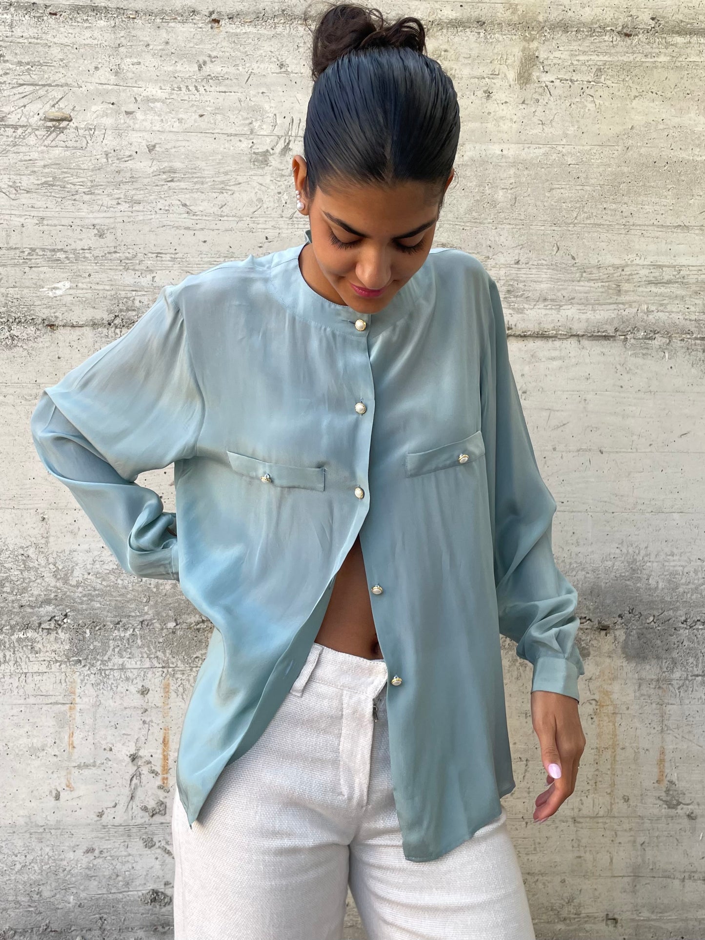 Camicia turchese in misto seta con bottoni gioiello - taglia M