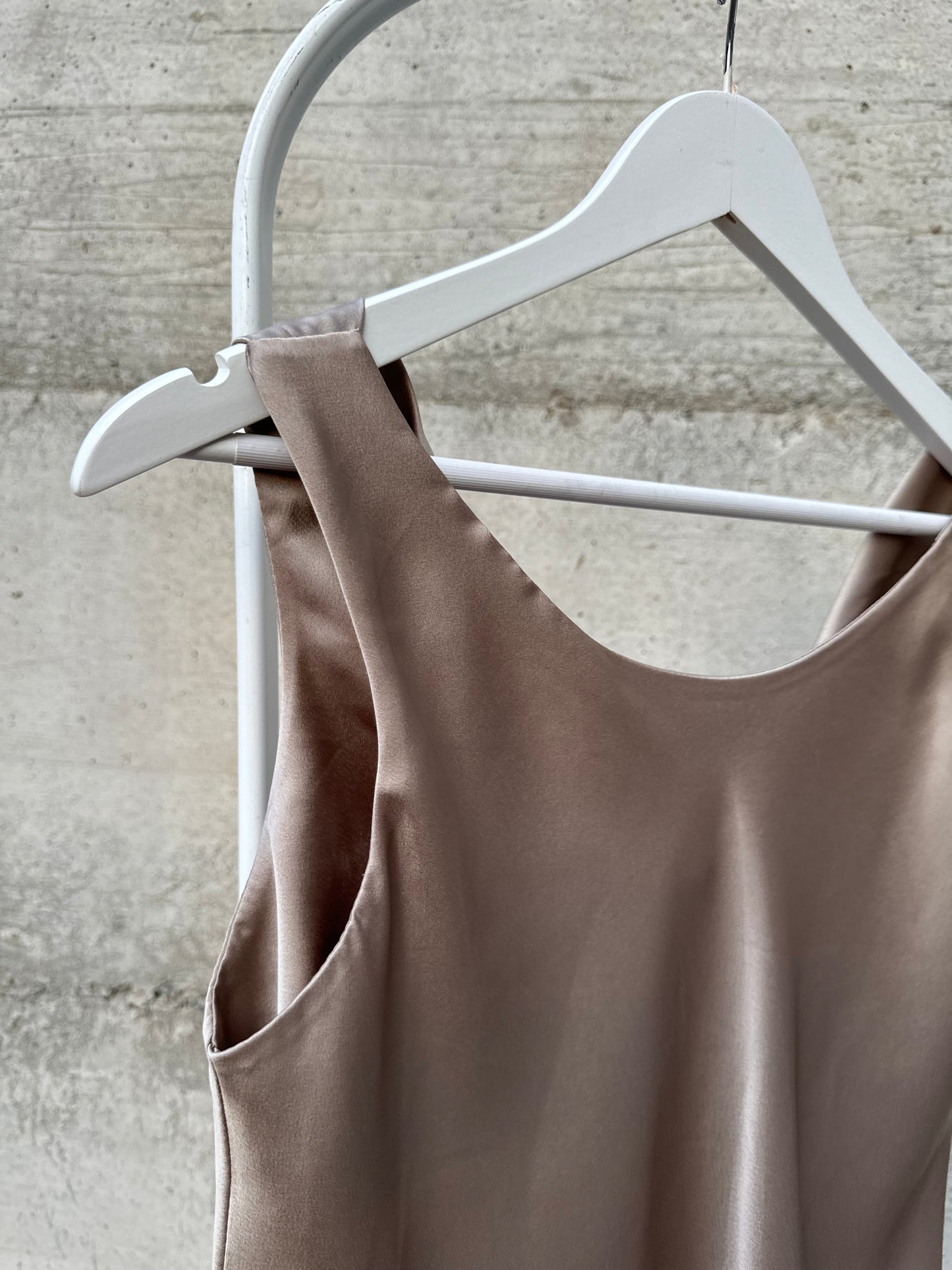 Top satinato con scollo drappeggiato