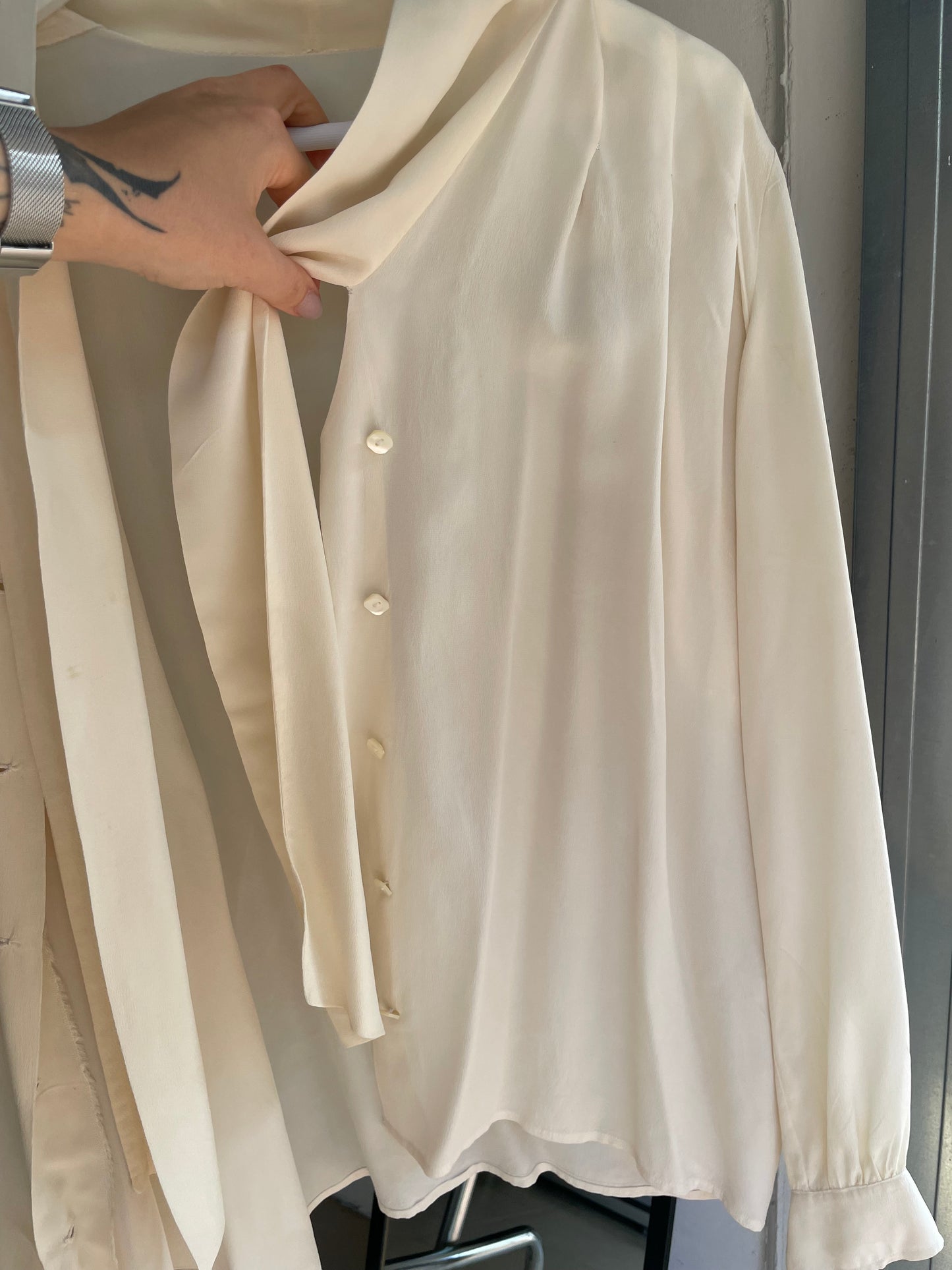 Camicia sartoriale 100% seta panna - nodo frontale