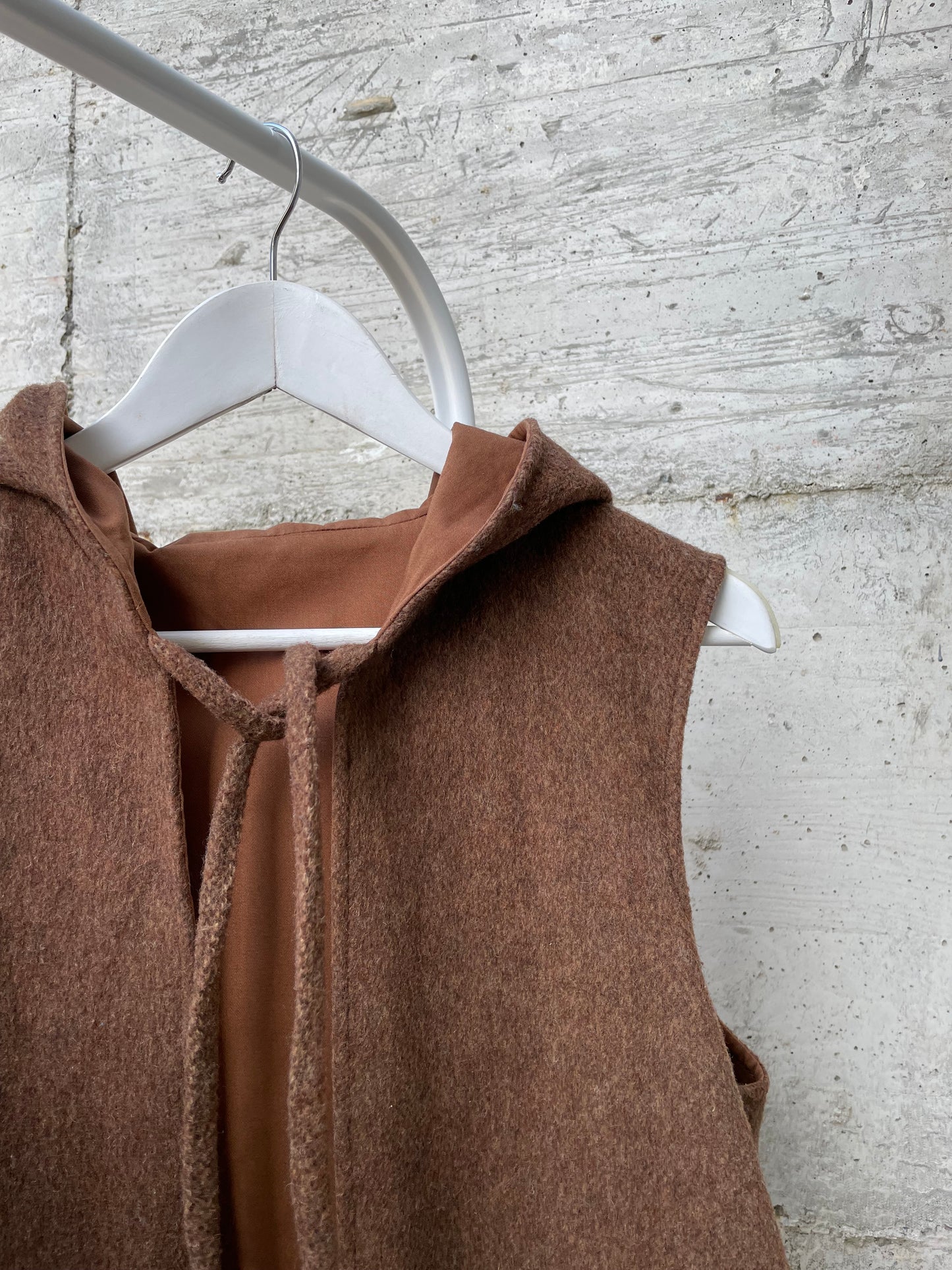 Gilet double face sartoriale con cappuccio