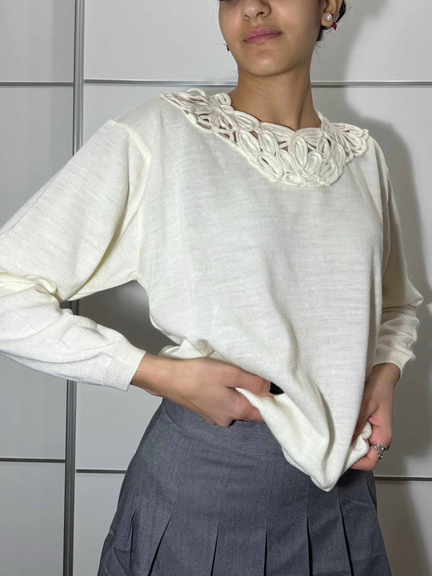 Maglioncino bianco in fresco lana con collo lavorato