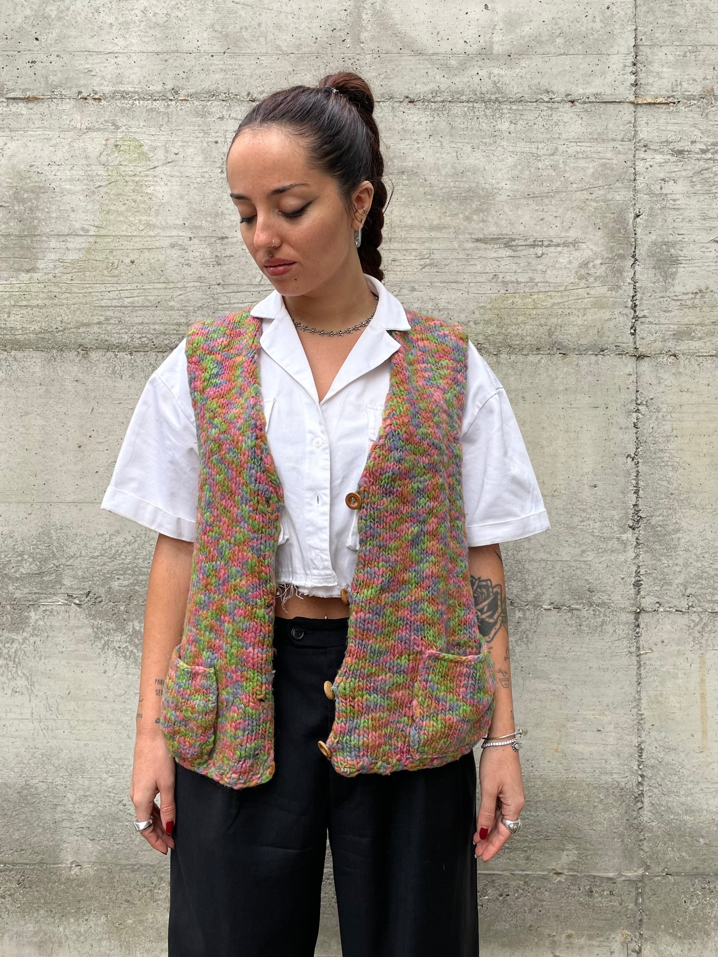 Gilet crochet multicolor in lana con bottoncini in legno