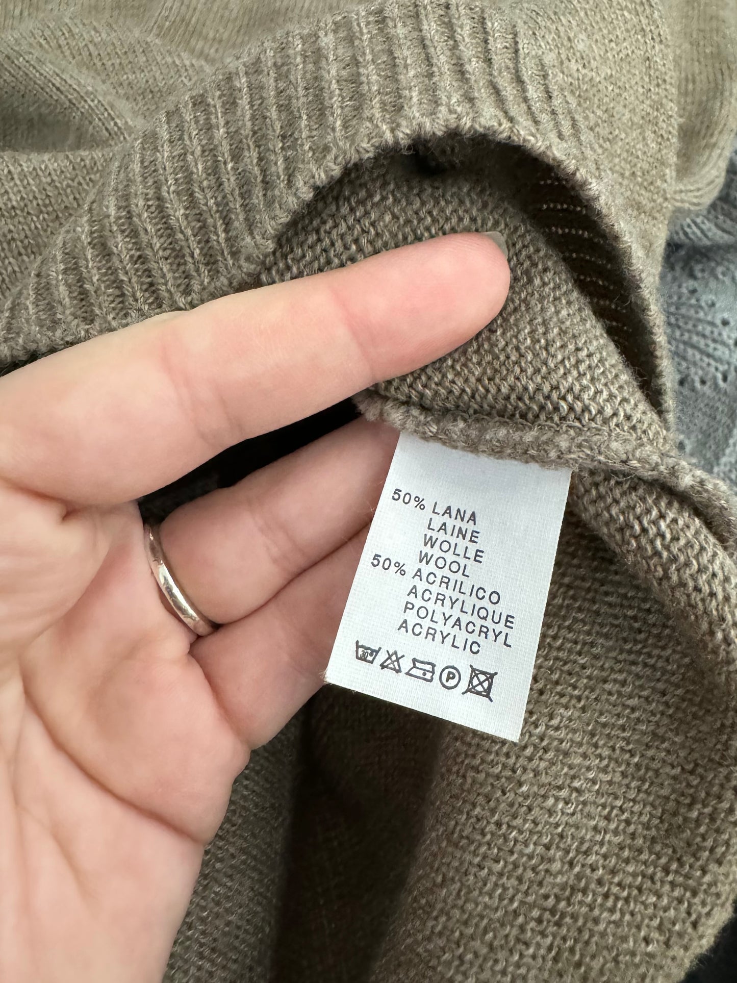 Pullover leggero in misto lana con scollo a V lavorato