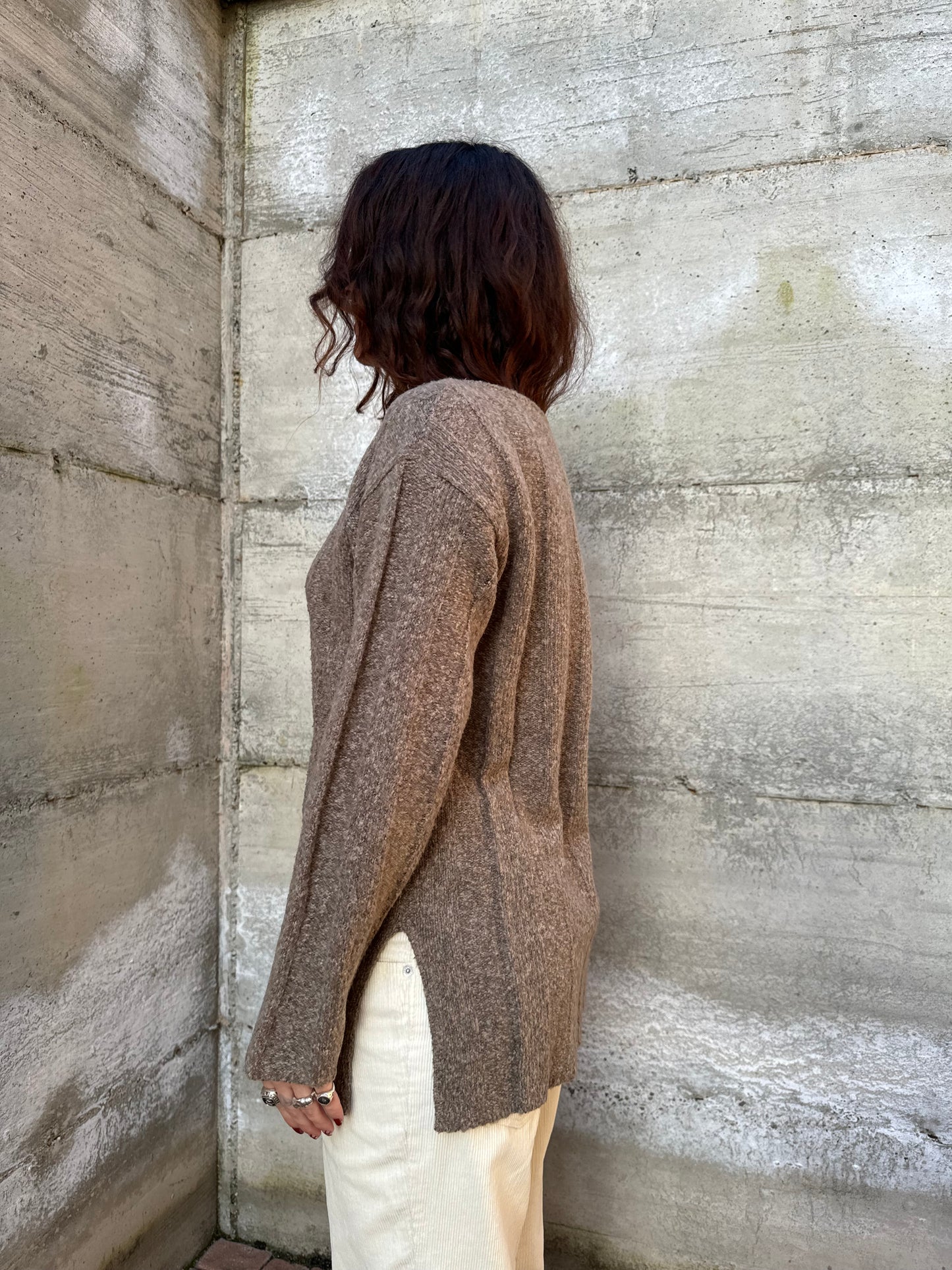 Maglione mezza stagione tortora in misto lana, con spacchi laterali