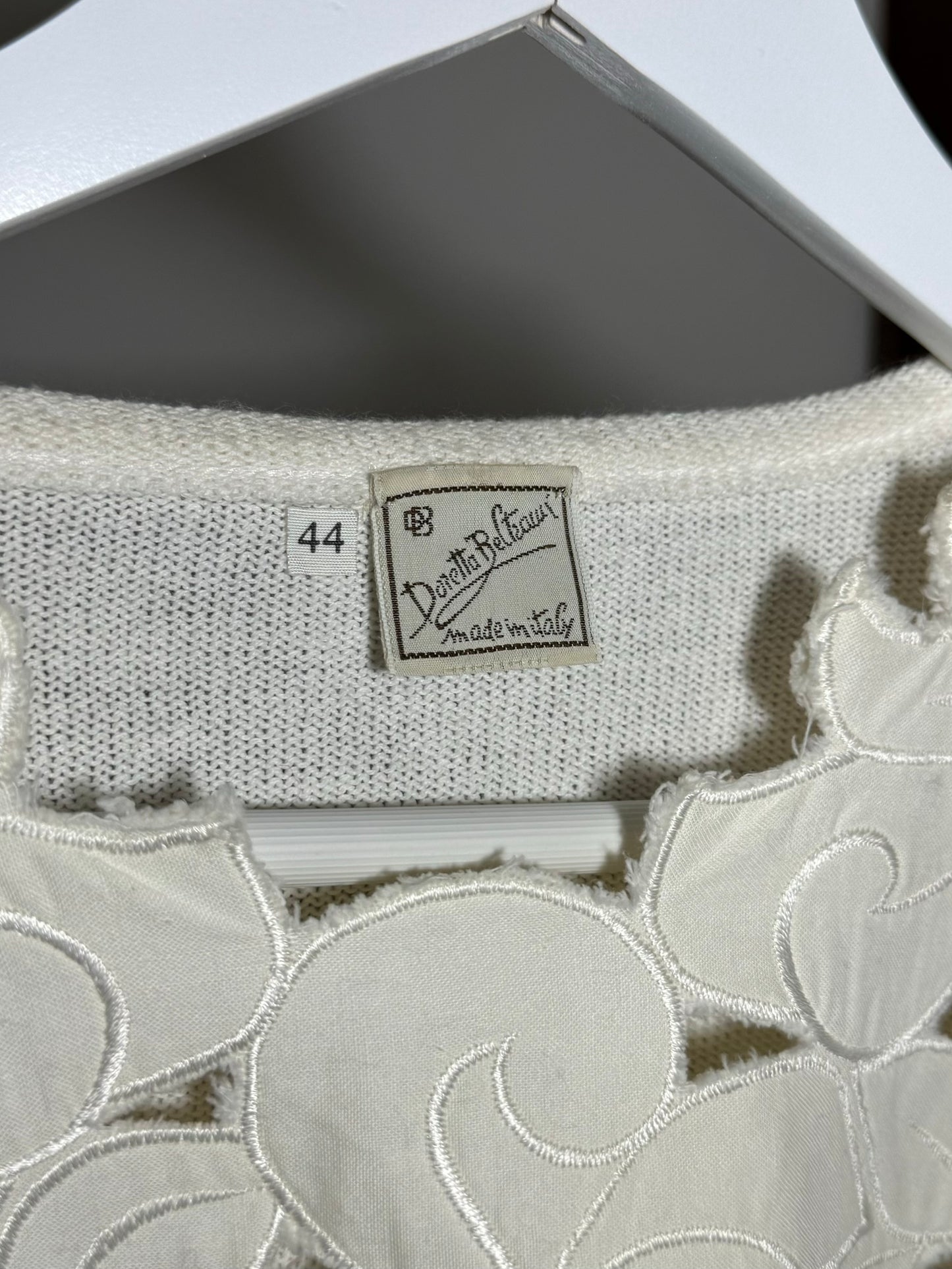 Maglioncino sartoriale bianco ricamato in misto cotone