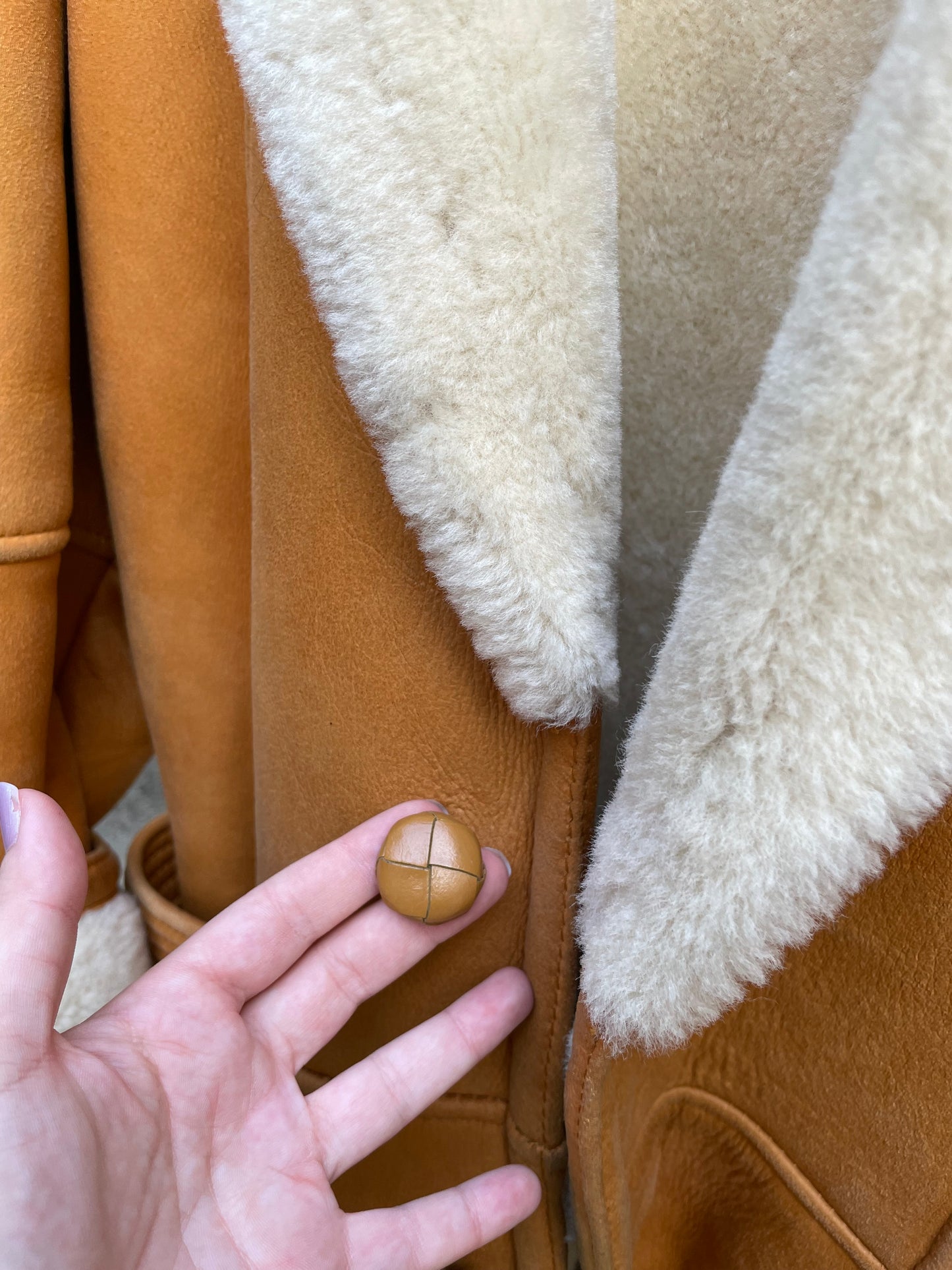 Montone Shearling originale a pelo bianco con esterno in pelle ruggine