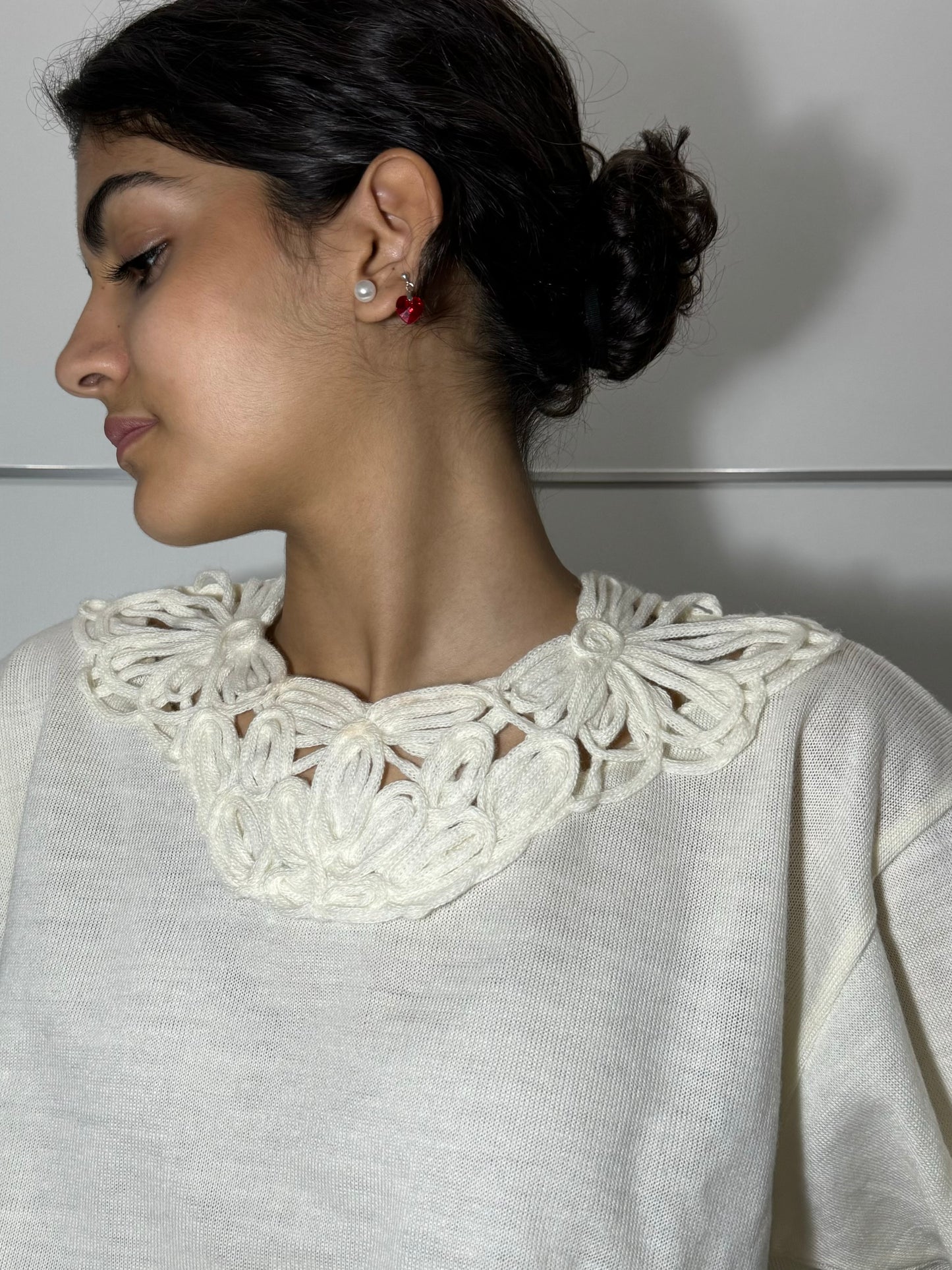 Maglioncino bianco in fresco lana con collo lavorato