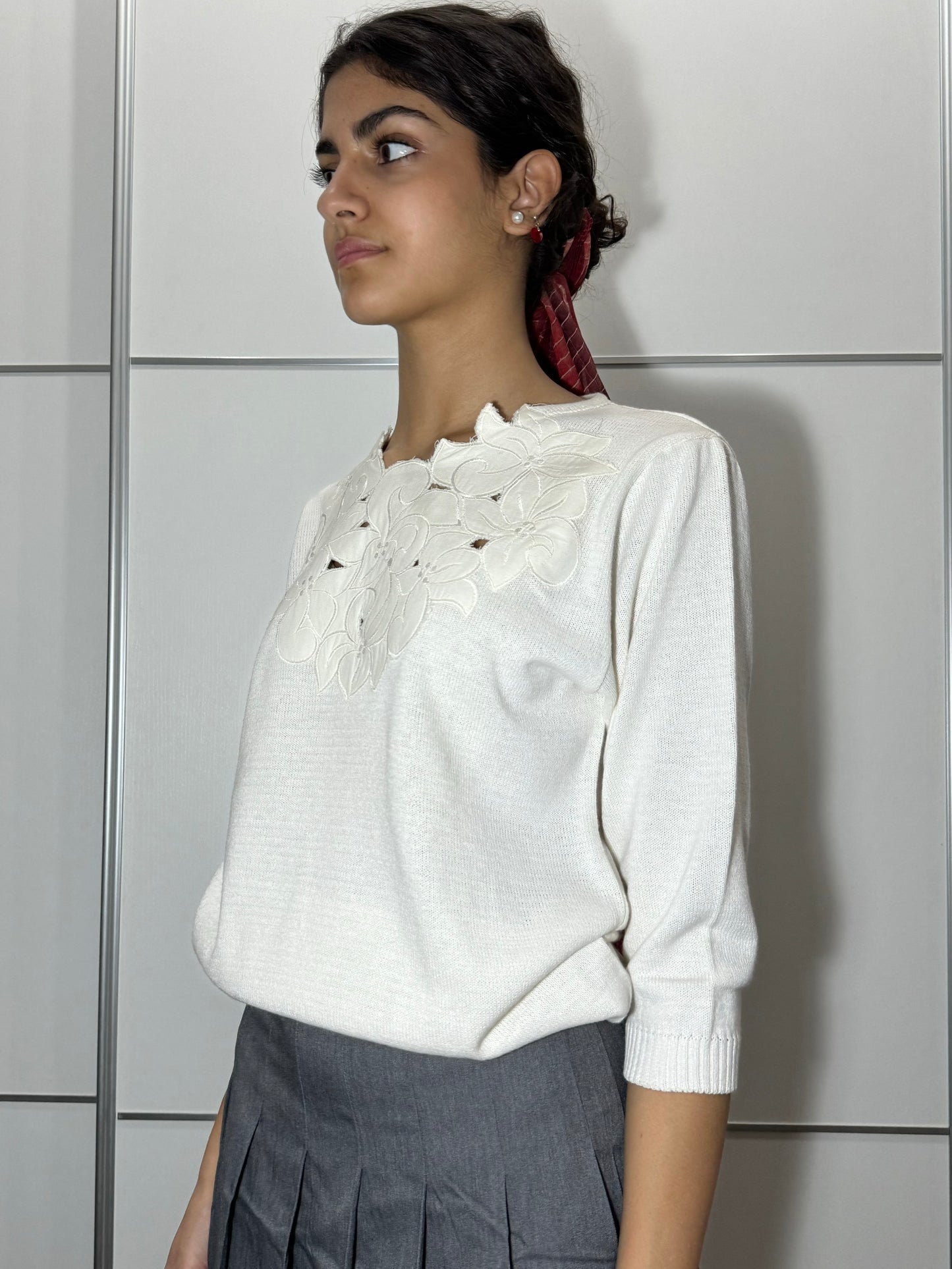 Maglioncino sartoriale bianco ricamato in misto cotone