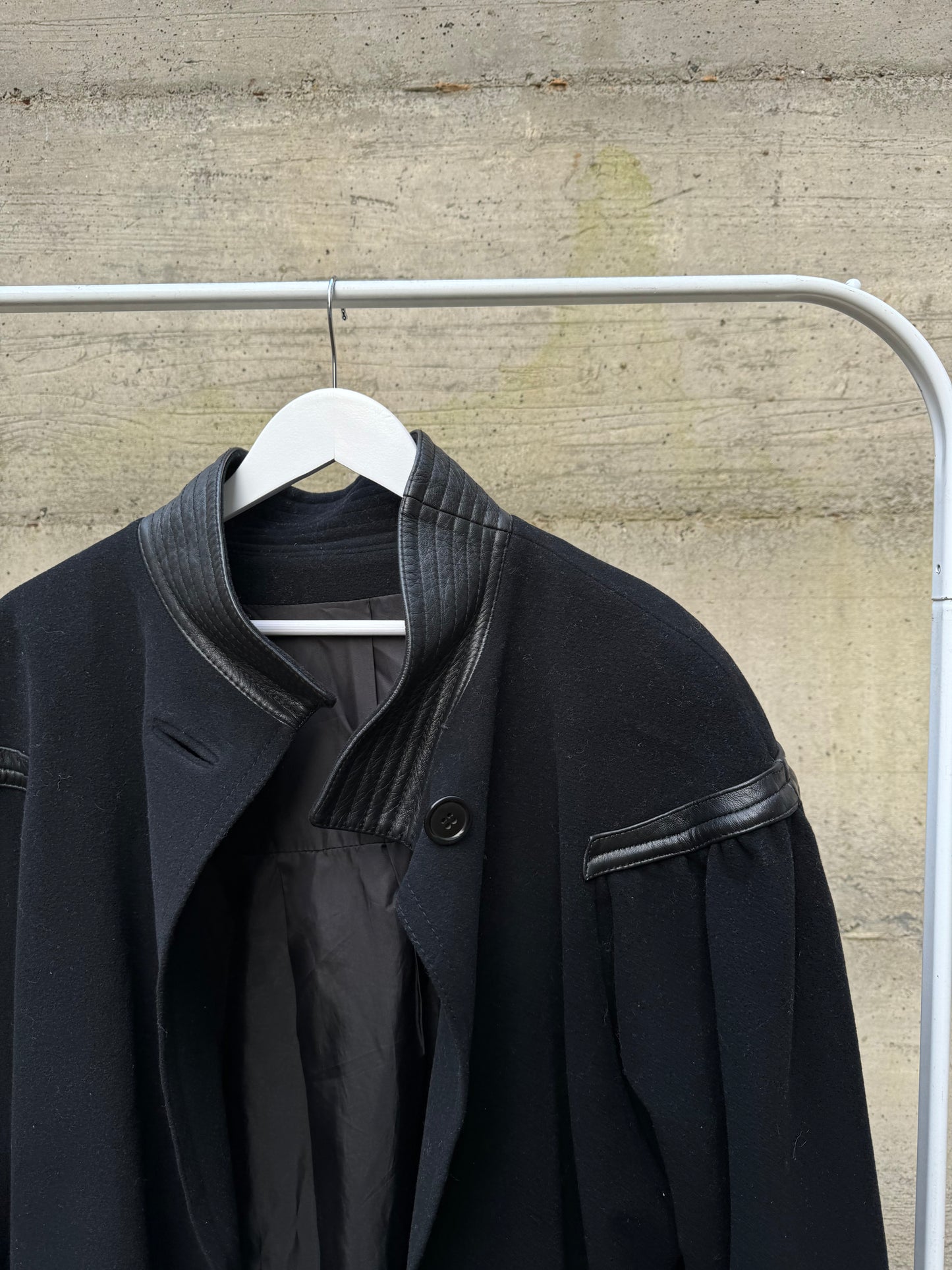 Cappotto a mantella 80s sartoriale 100% lana, con inserti in nappa