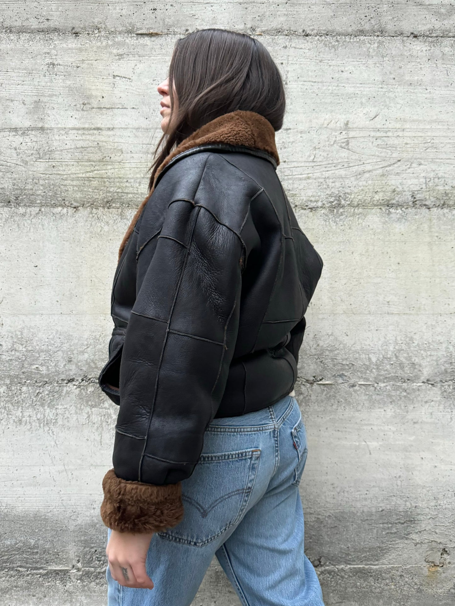 Bomber Shearling cropped. Esterno in nappa nera patchwork, interno a pelo raso cioccolato. Taglia S donna