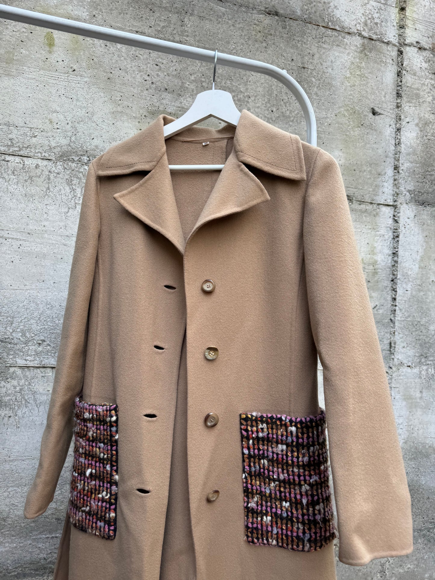 Cappotto sartoriale con cintura e tasconi tricot in 100% lana AGNONA