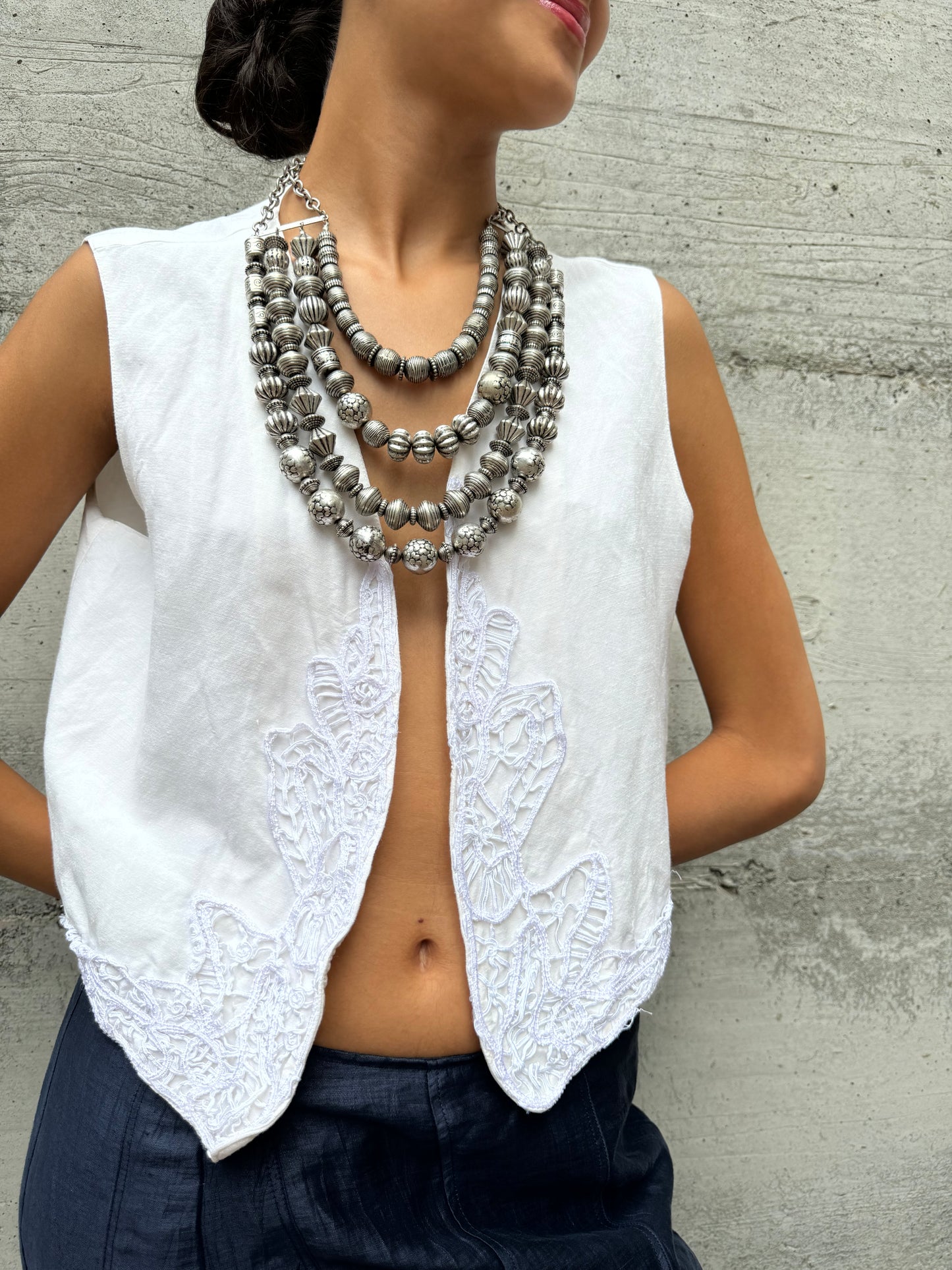 Gilet sartoriale in lino ricamato a mano, taglia M