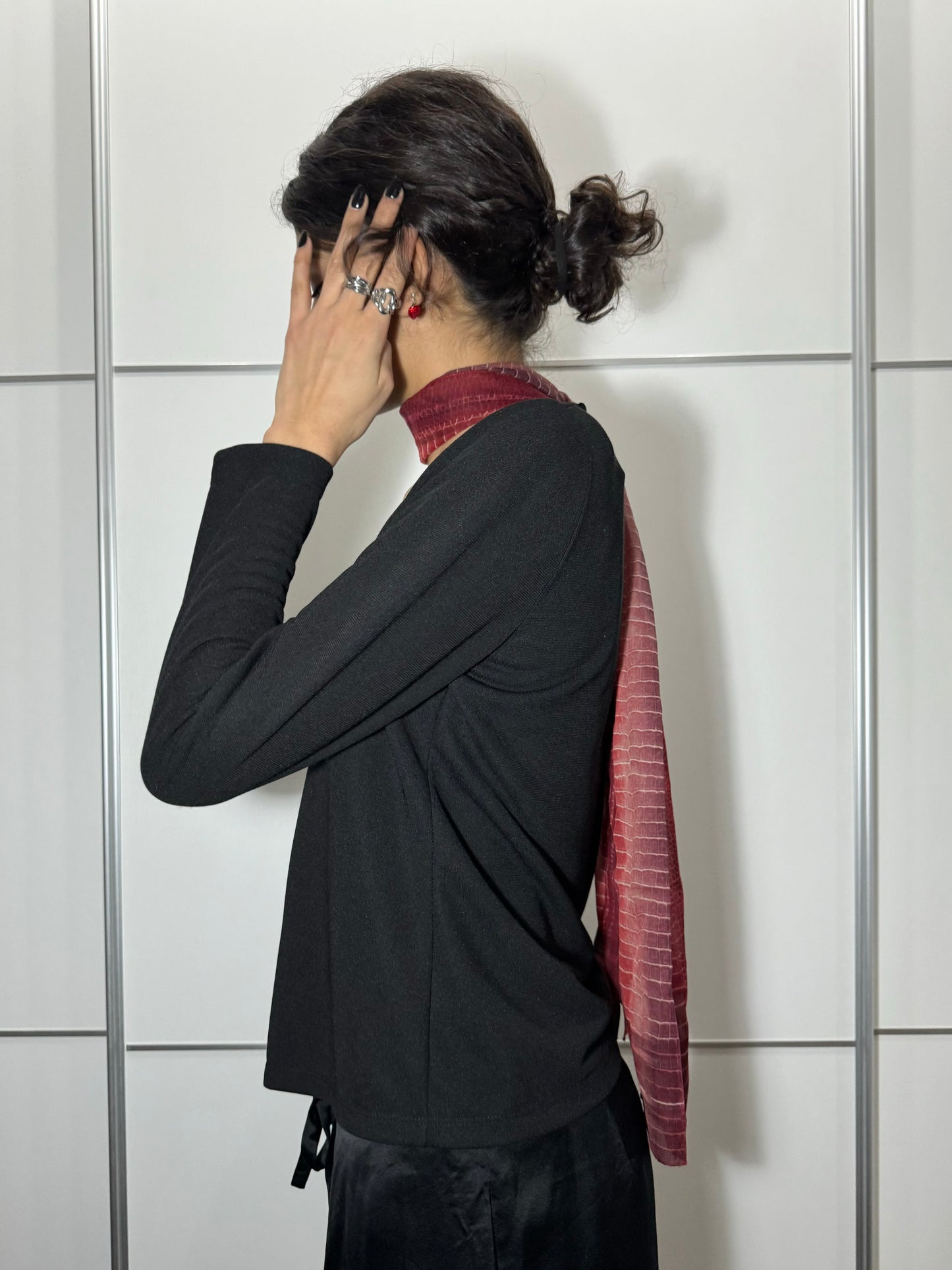 Maglia stretch nera con scollo a corsetto in misto viscosa