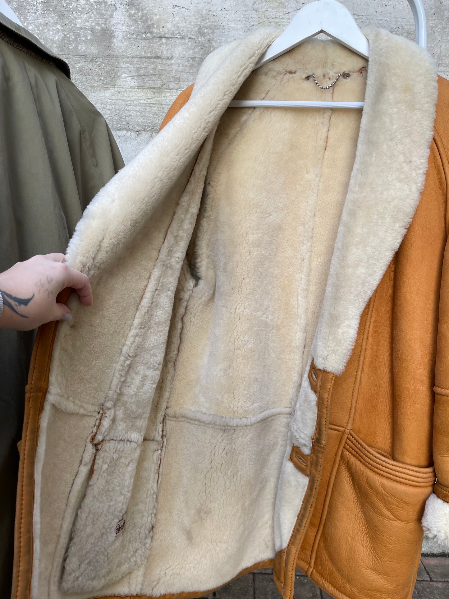 Montone Shearling originale a pelo bianco con esterno in pelle ruggine