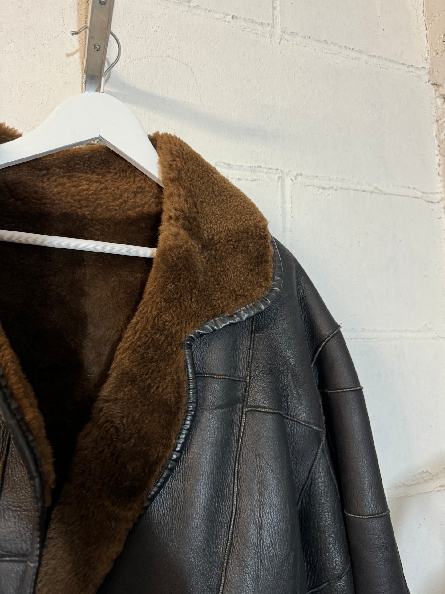 Bomber Shearling cropped. Esterno in nappa nera patchwork, interno a pelo raso cioccolato. Taglia S donna