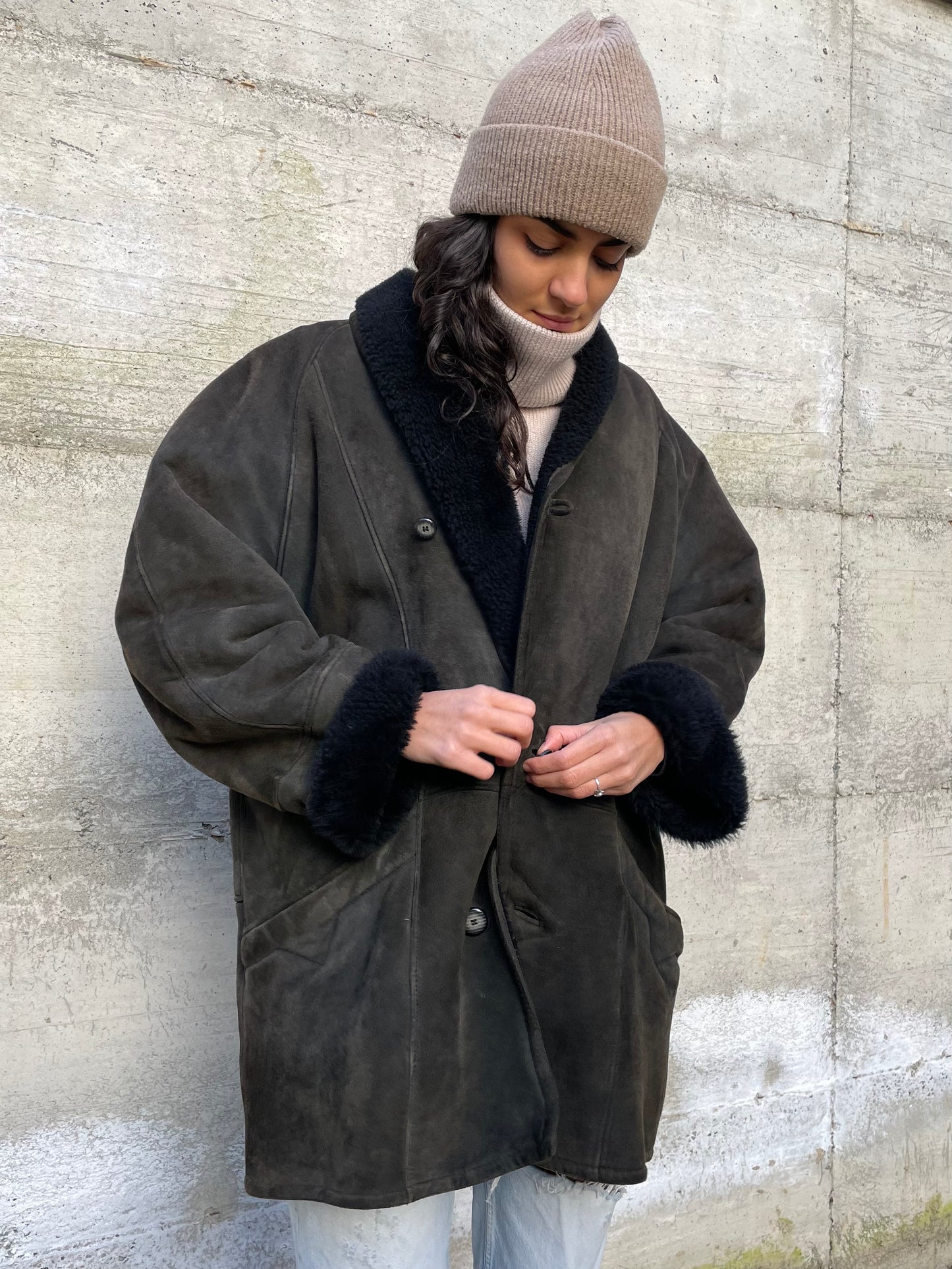 Montone Shearling scamosciato nero tendente al verde, pelo raso nero, taglia 52it uomo