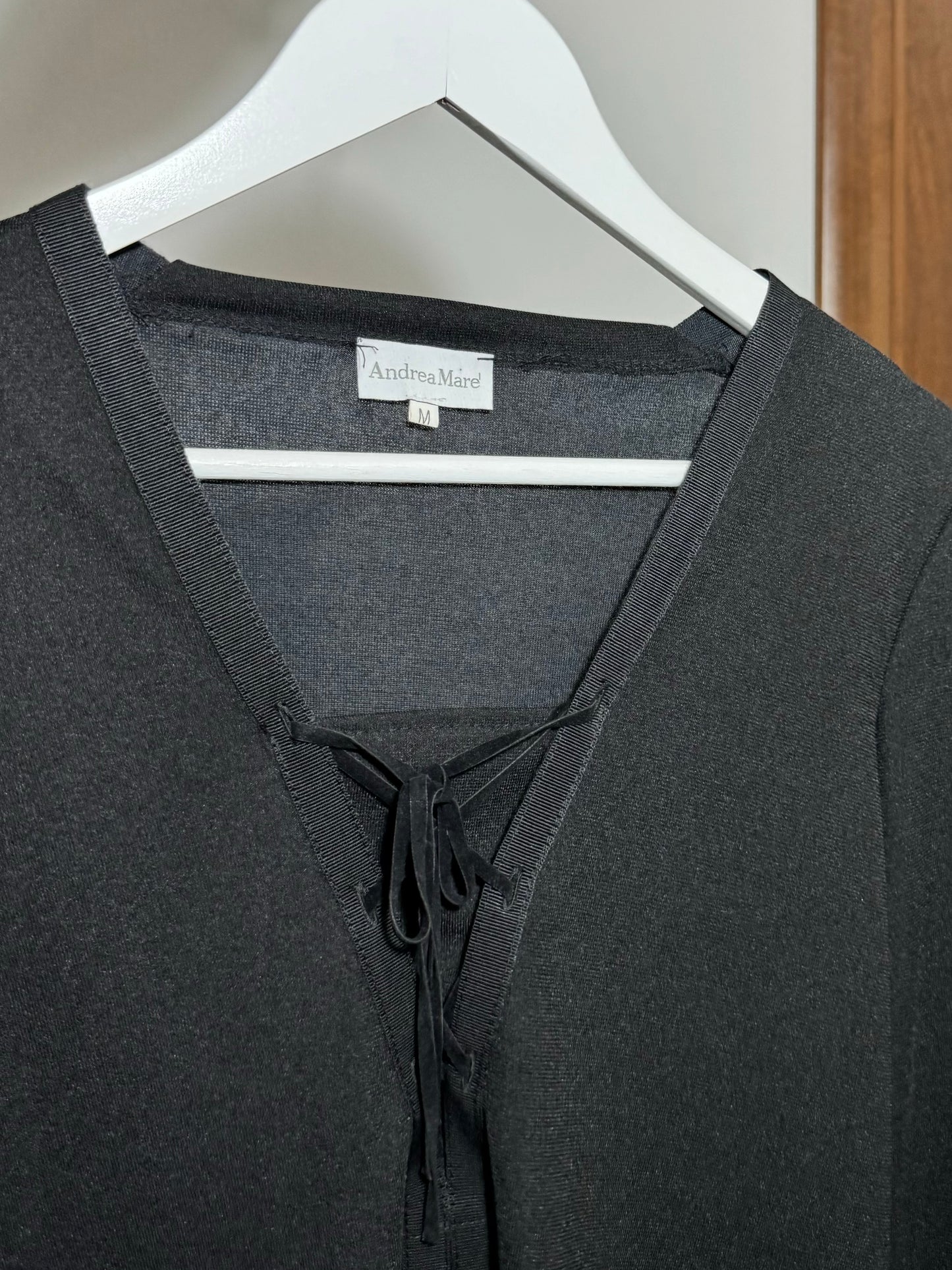 Maglia stretch nera con scollo a corsetto in misto viscosa