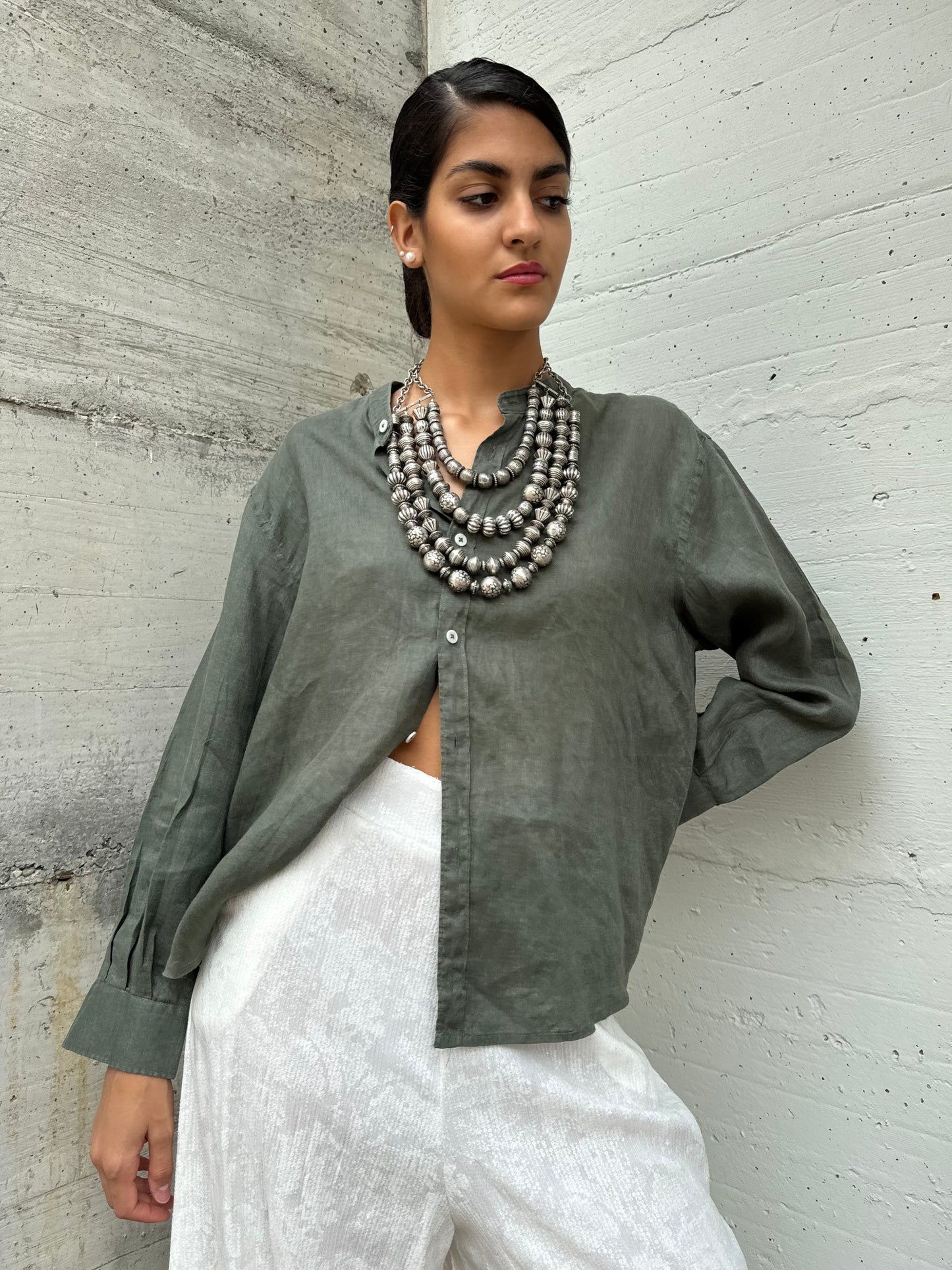 Camicia con collo alla coreana in 100% lino