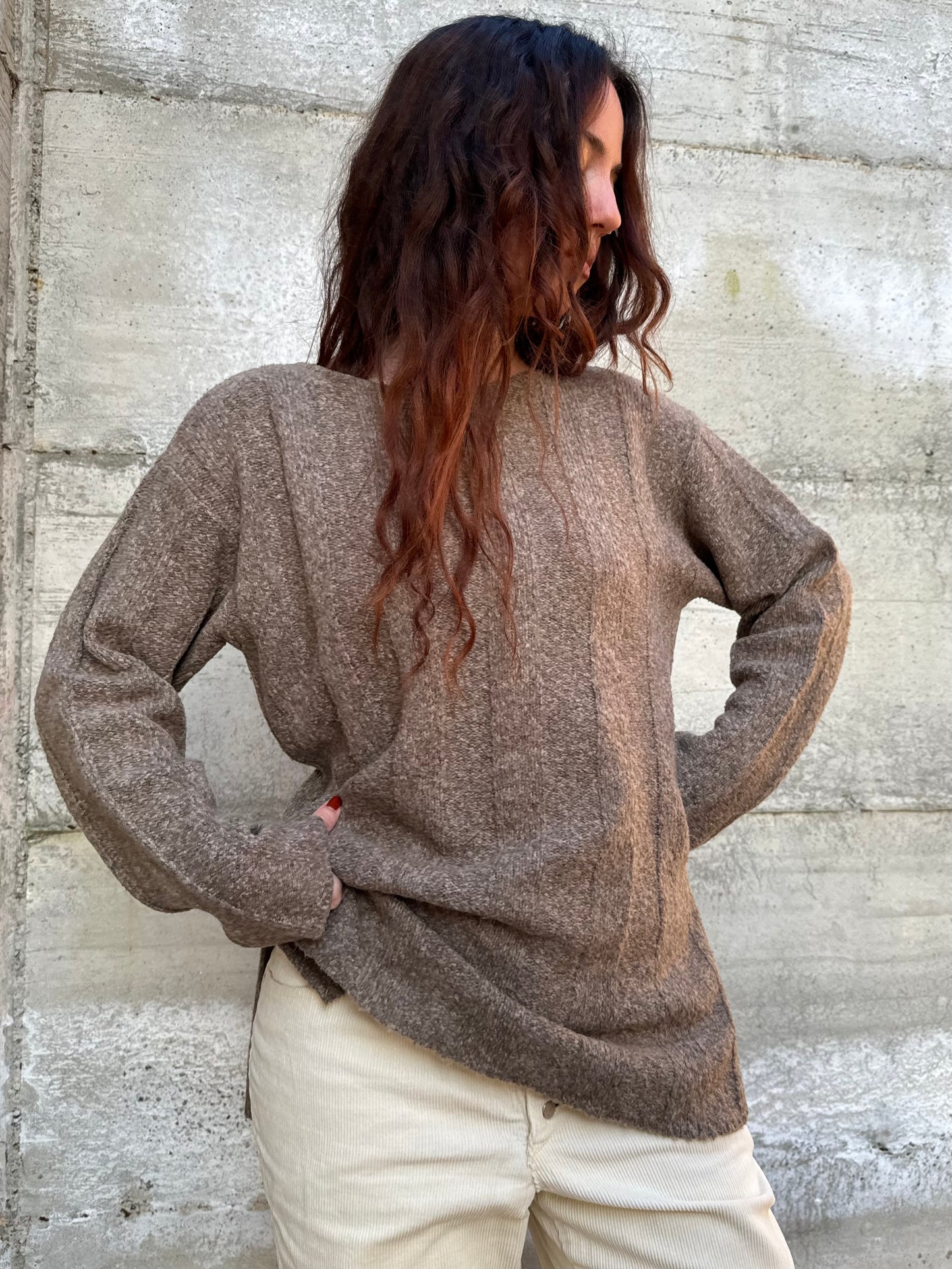 Maglione mezza stagione tortora in misto lana, con spacchi laterali