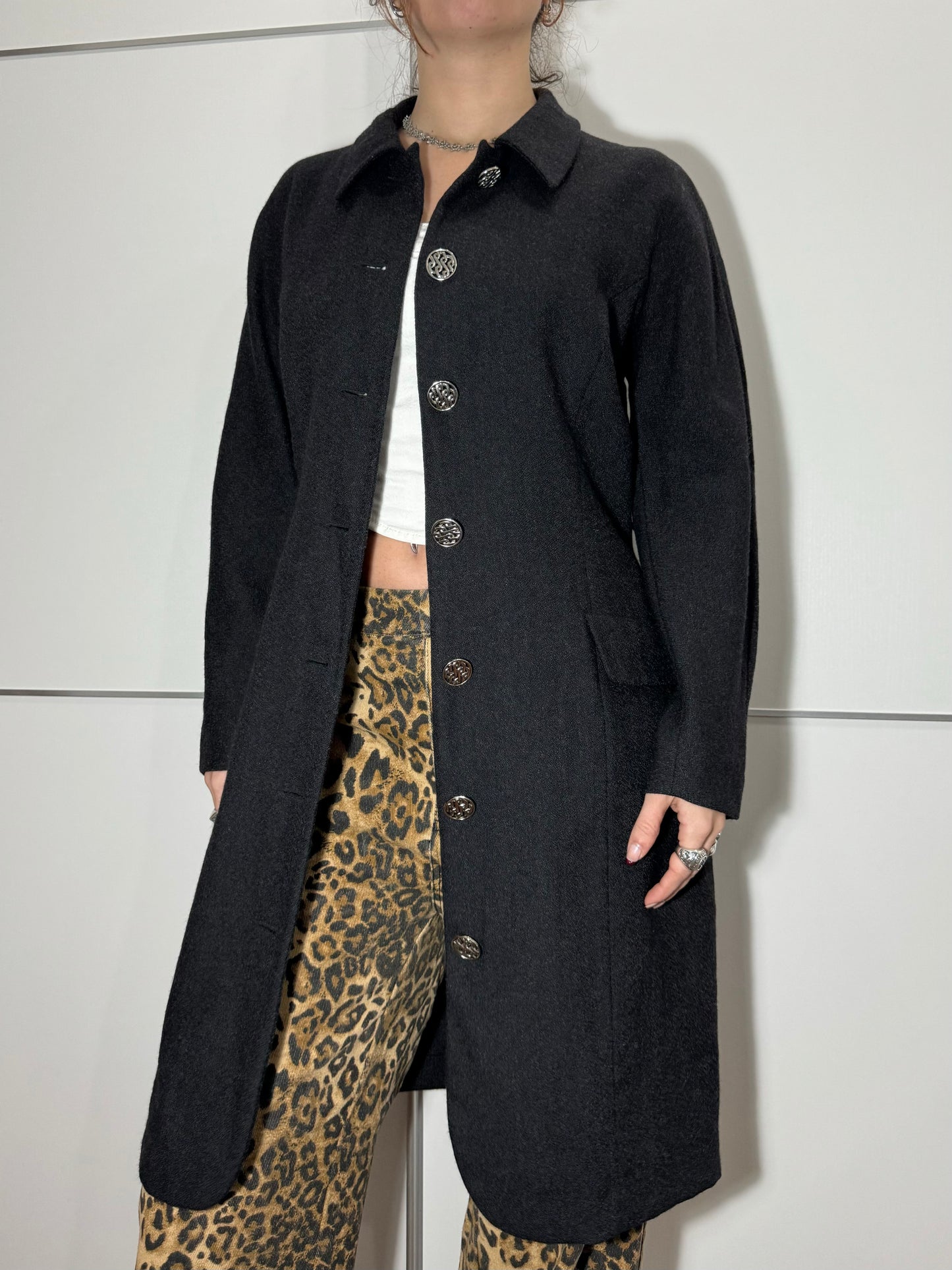 Soprabito nero leggero in pura lana vergine con bottoni lavorati