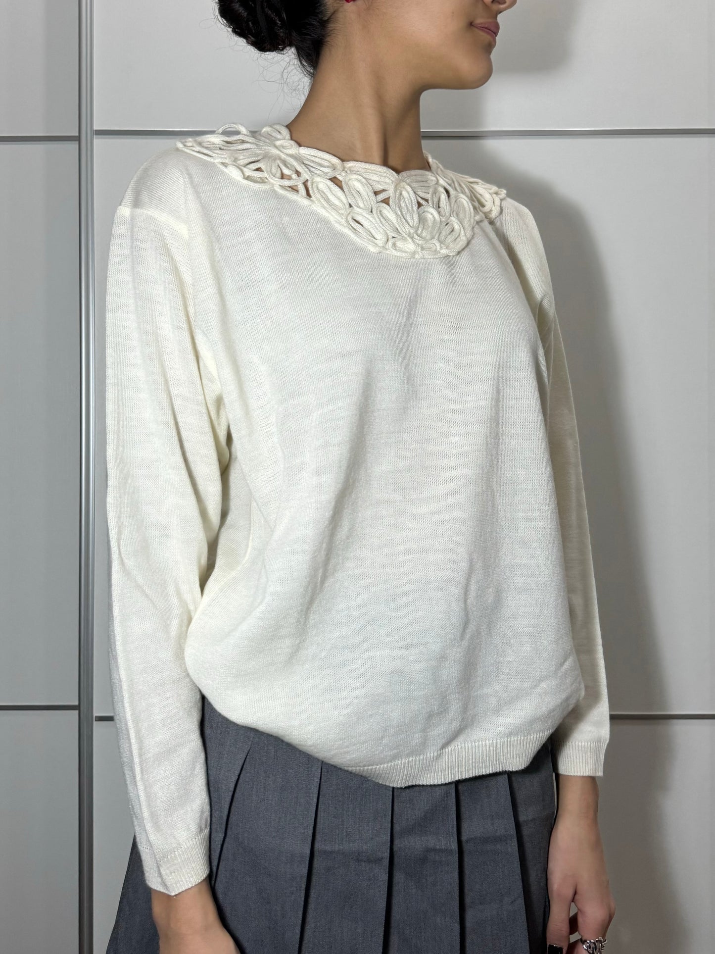 Maglioncino bianco in fresco lana con collo lavorato