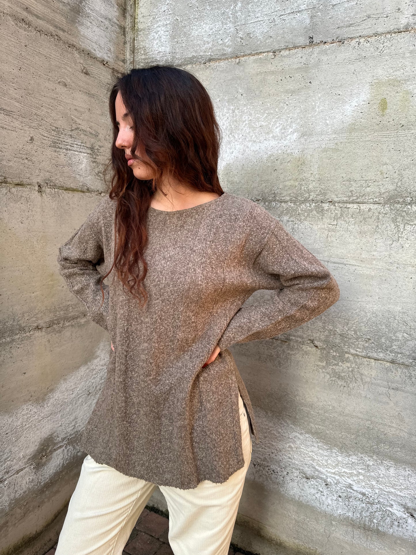 Maglione mezza stagione tortora in misto lana, con spacchi laterali