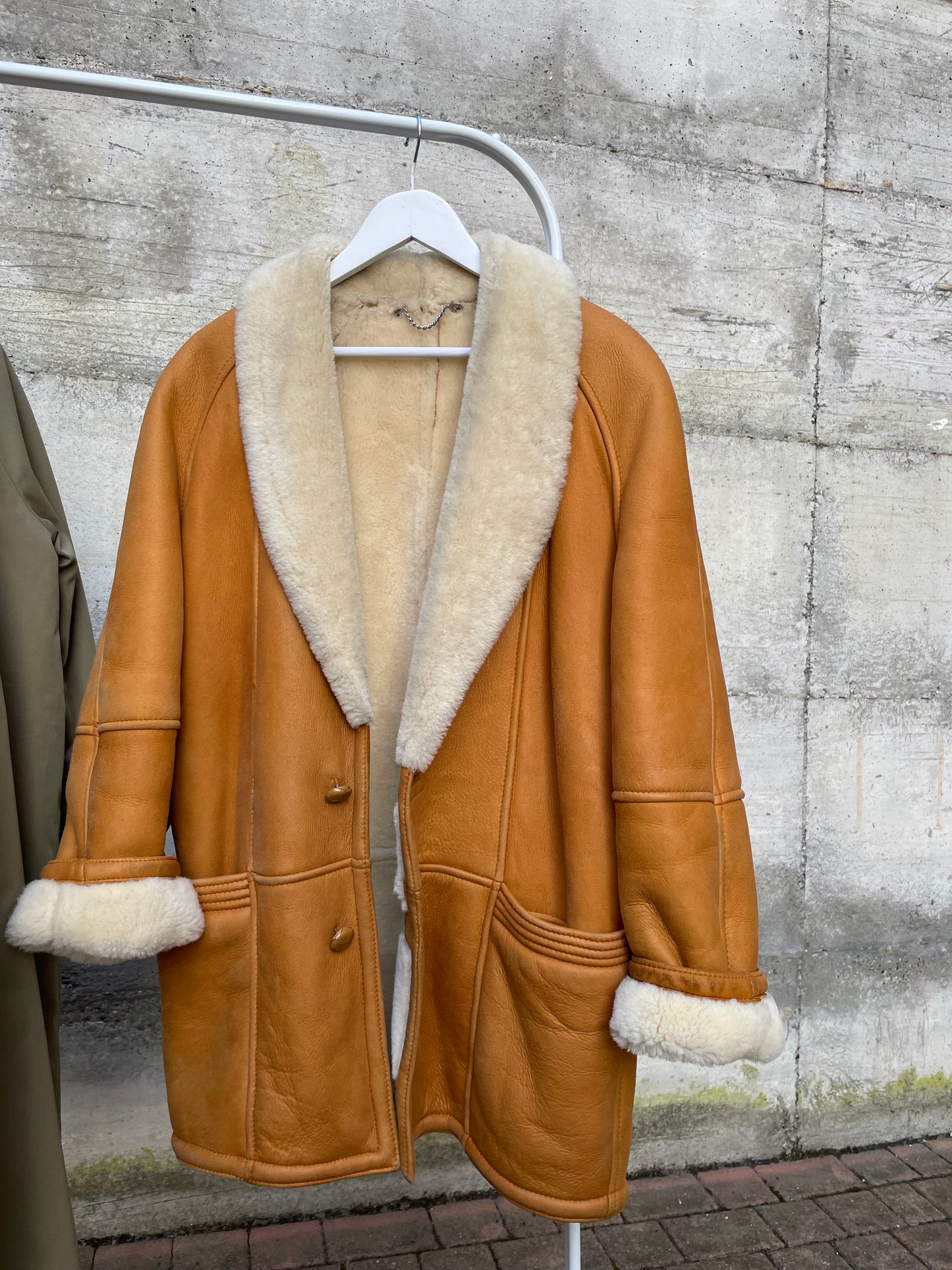 Montone Shearling originale a pelo bianco con esterno in pelle ruggine