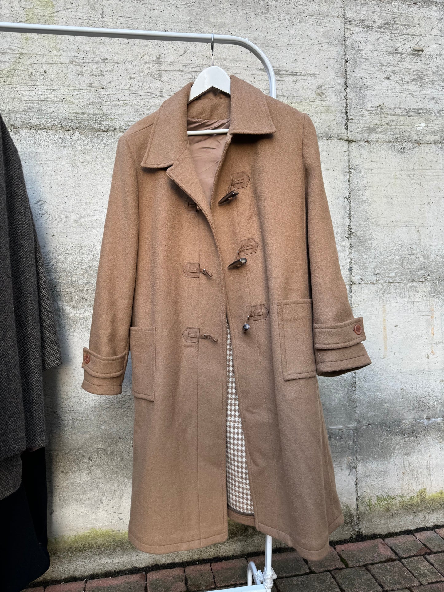 Cappotto donna cammello con alamari in lana vergine