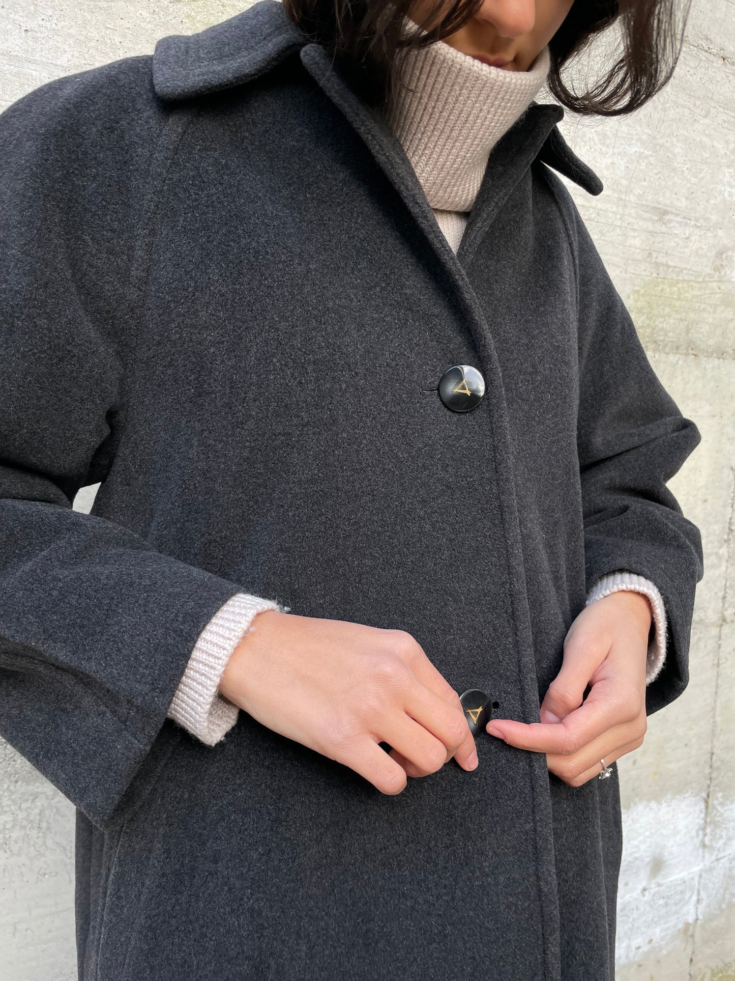 Cappotto sartoriale monopetto grigio scuro 100% lana vergine, in rara taglia 42it