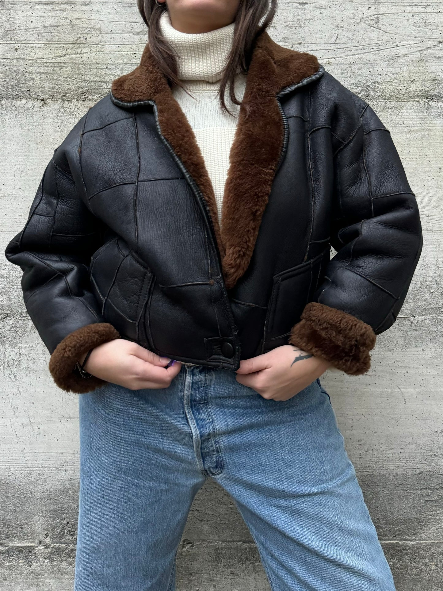 Bomber Shearling cropped. Esterno in nappa nera patchwork, interno a pelo raso cioccolato. Taglia S donna