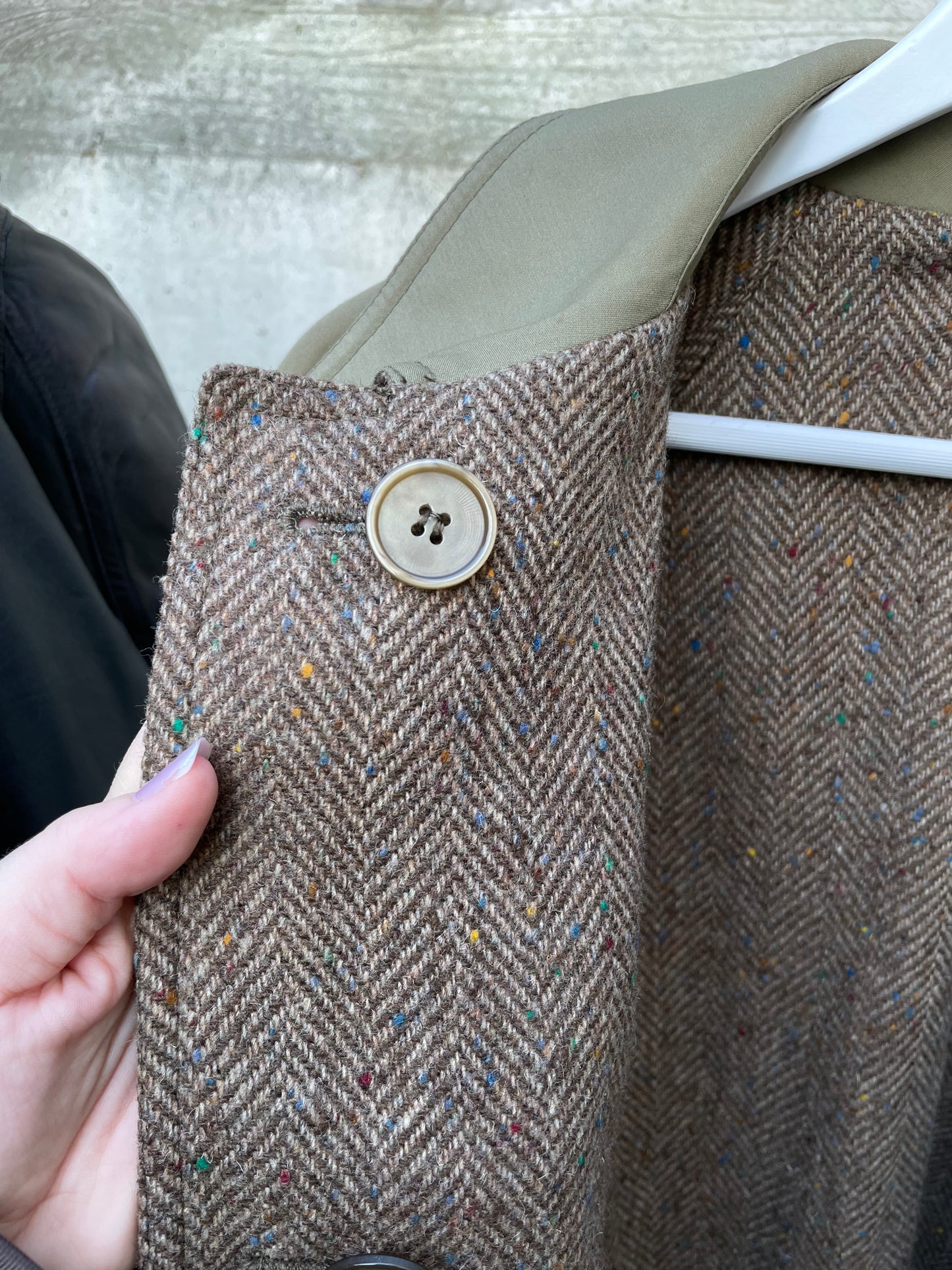 Trenchcoat double face Preca. Da un lato impermeabile misto cotone, dall'altro cappotto spigato in pura lana