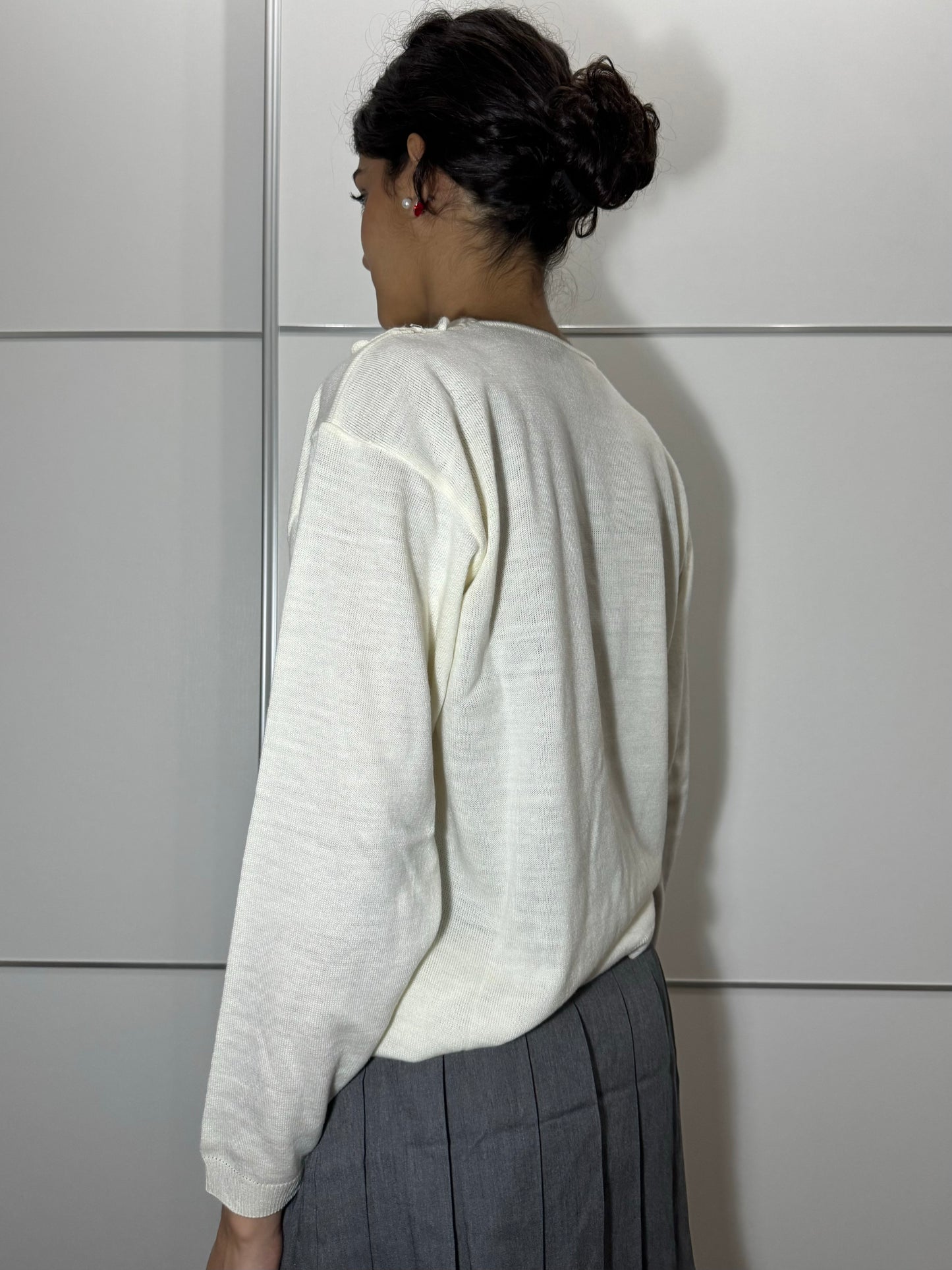 Maglioncino bianco in fresco lana con collo lavorato