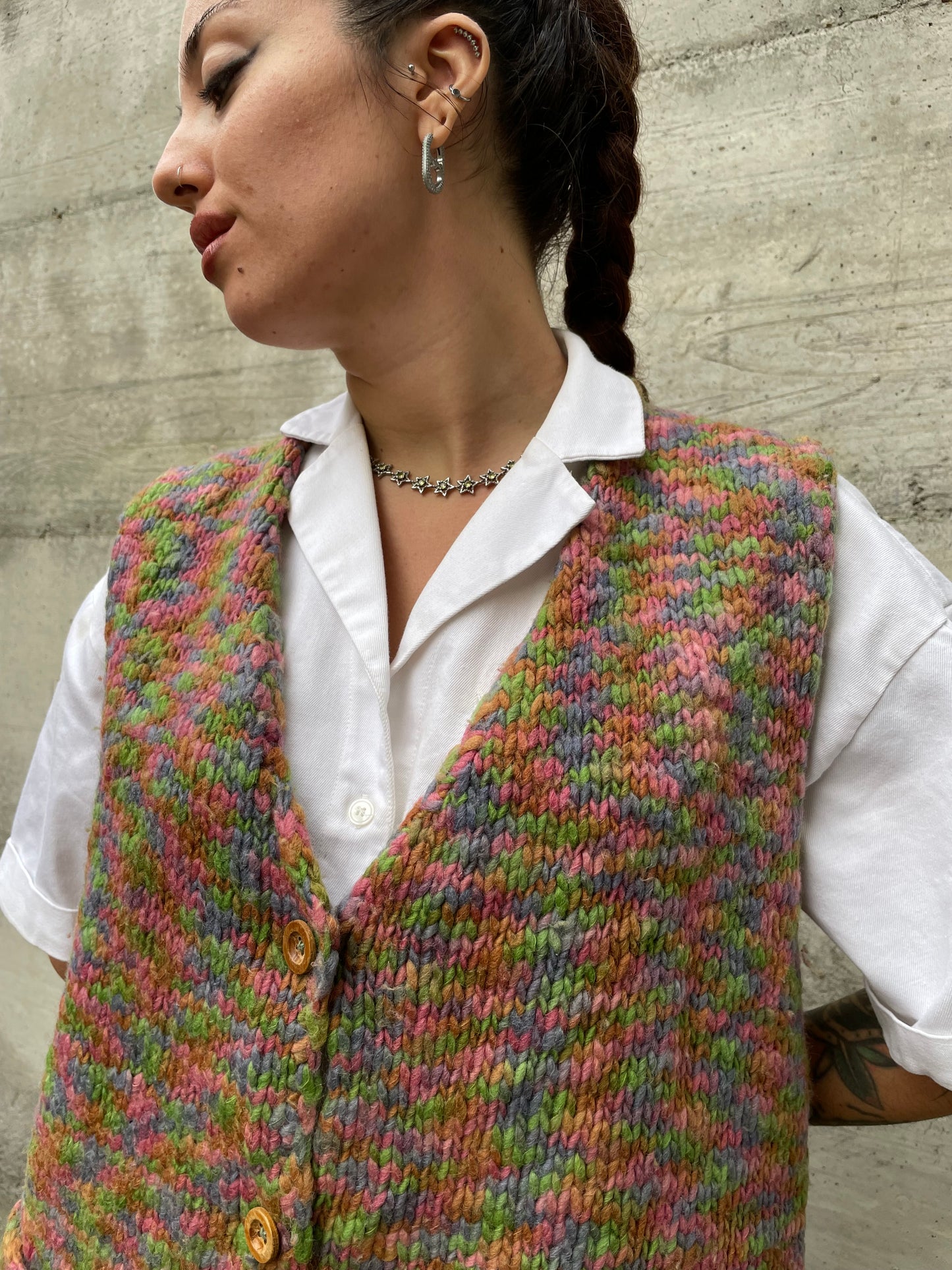 Gilet crochet multicolor in lana con bottoncini in legno