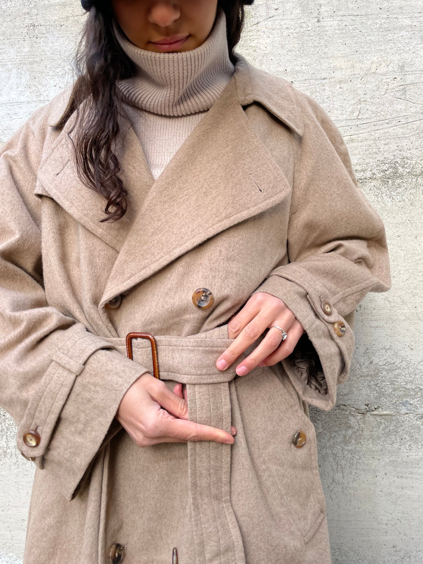 Cappotto sabbia AGNONA 100% cashmere, mezza fodera, con cintura. Taglia 48it uomo