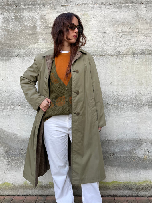 Trenchcoat double face Preca. Da un lato impermeabile misto cotone, dall'altro cappotto spigato in pura lana