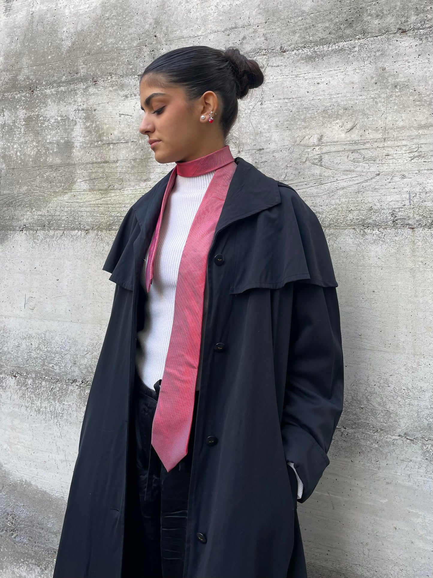 Trenchcoat a mantella sartoriale nero, con fodera in lana e cappuccio