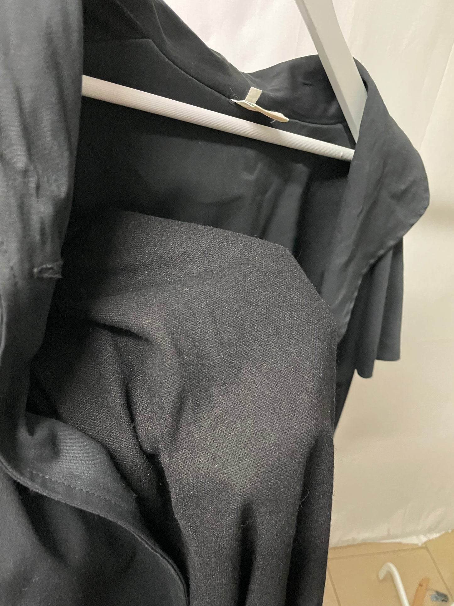 Trenchcoat a mantella sartoriale nero, con fodera in lana e cappuccio