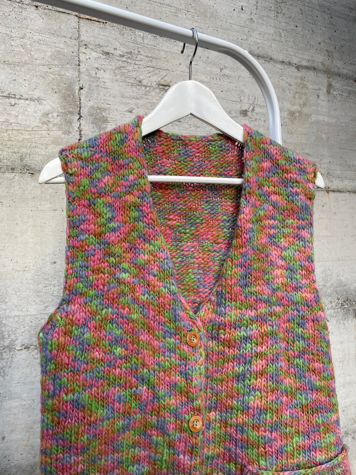 Gilet crochet multicolor in lana con bottoncini in legno