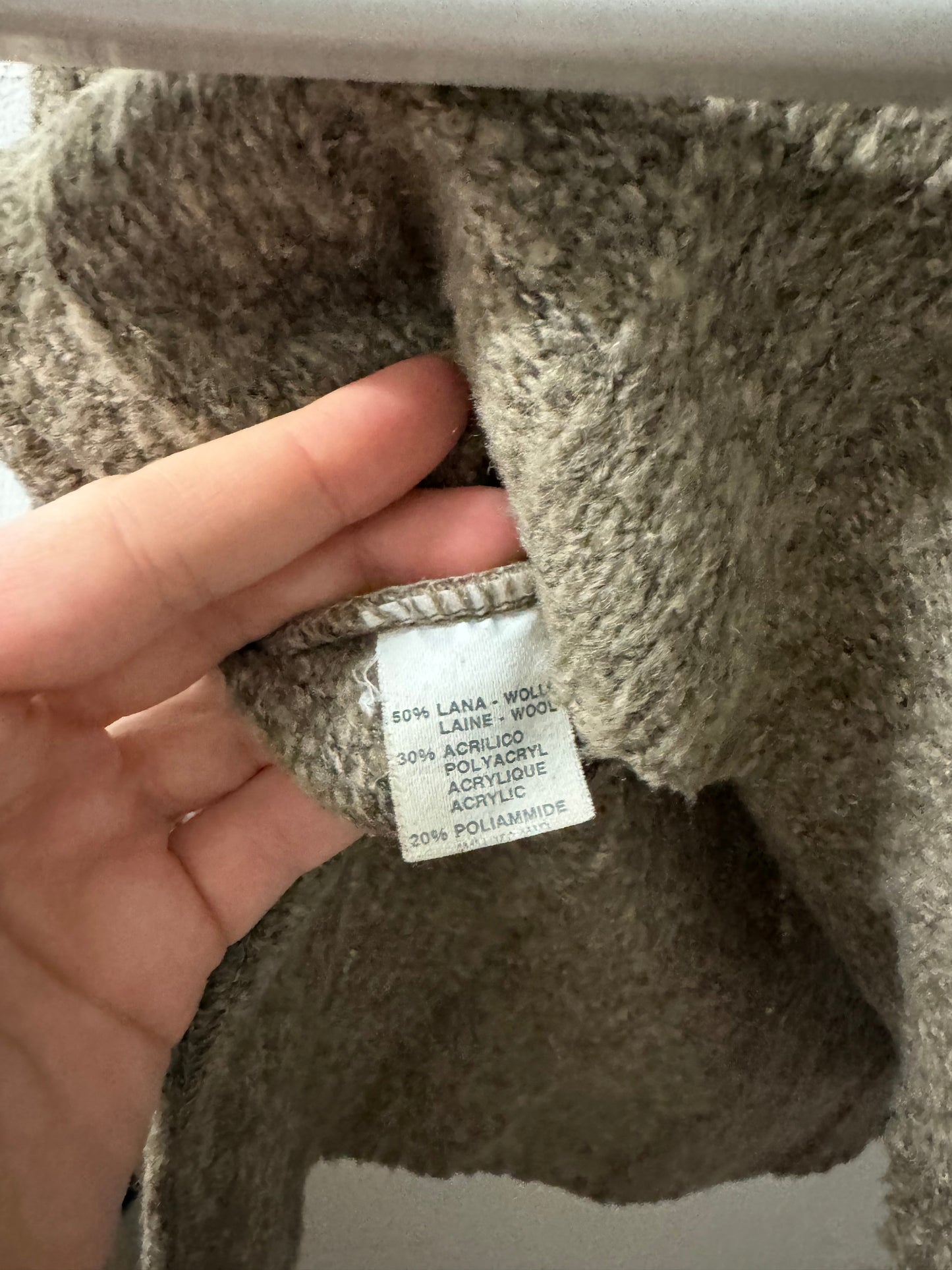 Maglione mezza stagione tortora in misto lana, con spacchi laterali