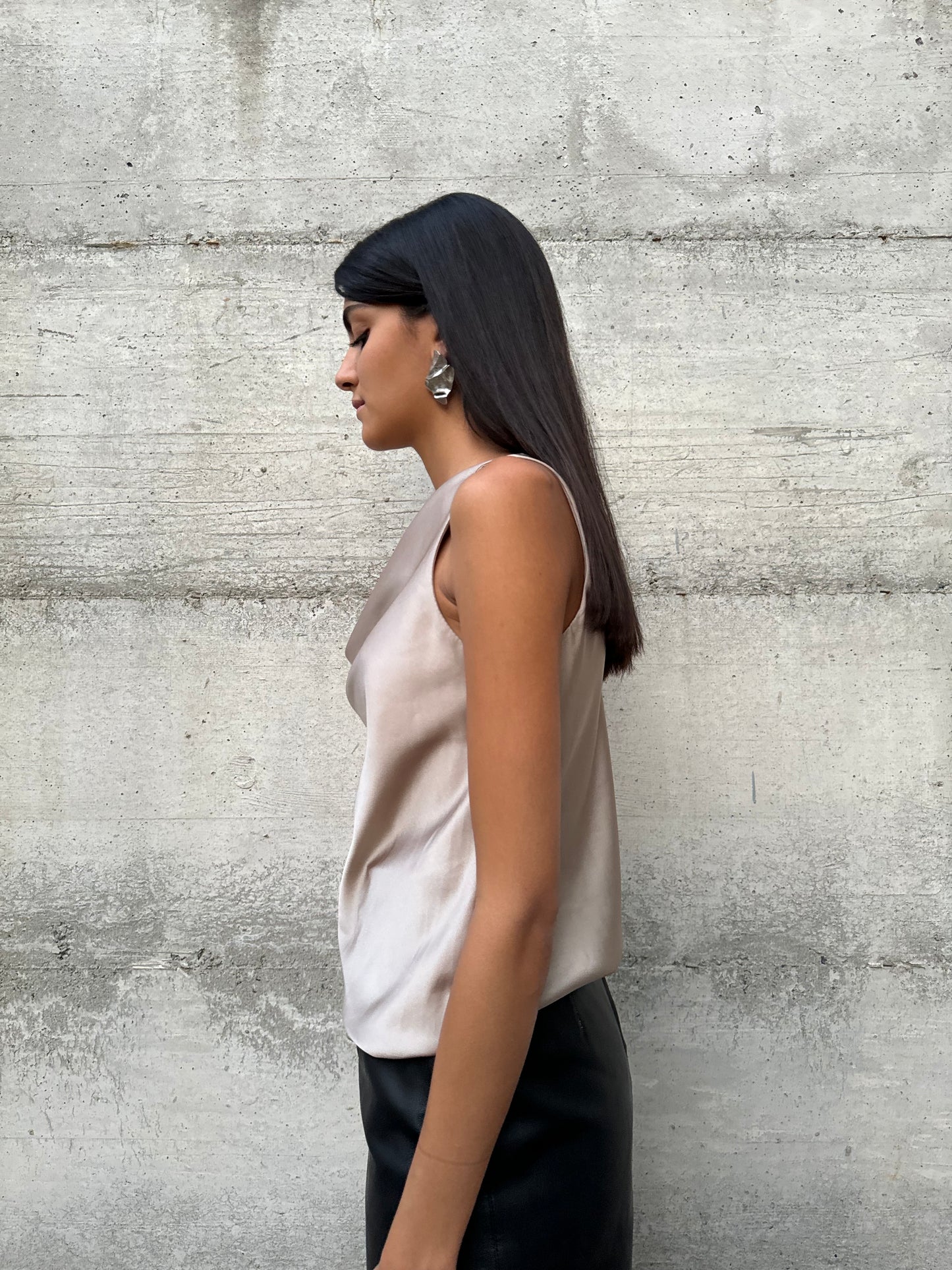 Top satinato con scollo drappeggiato