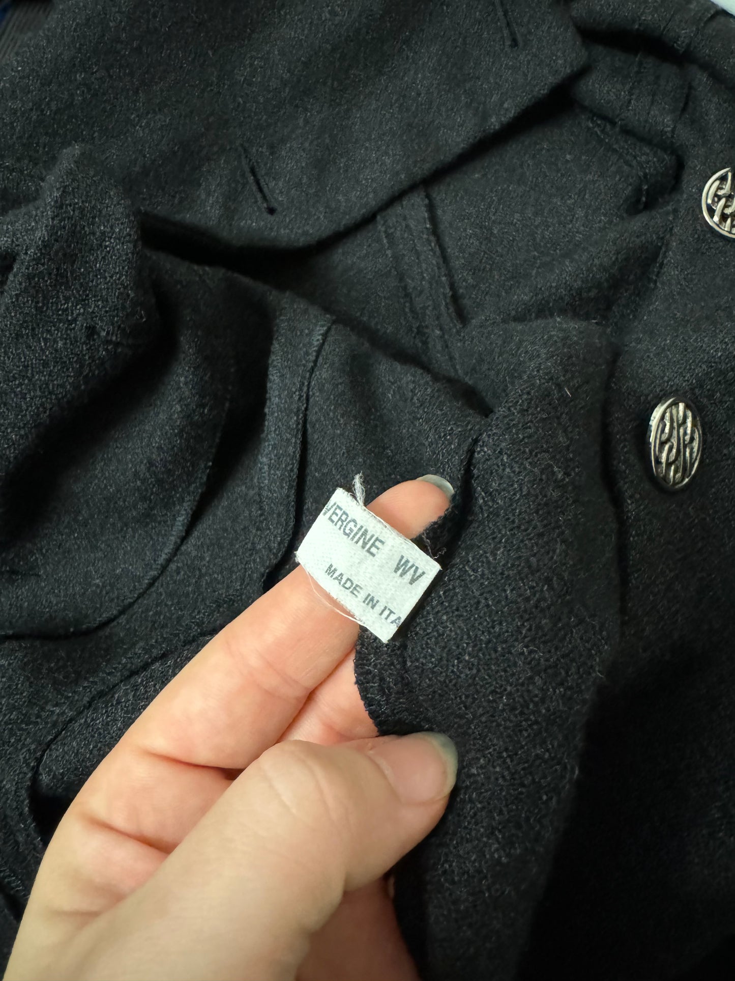 Soprabito nero leggero in pura lana vergine con bottoni lavorati