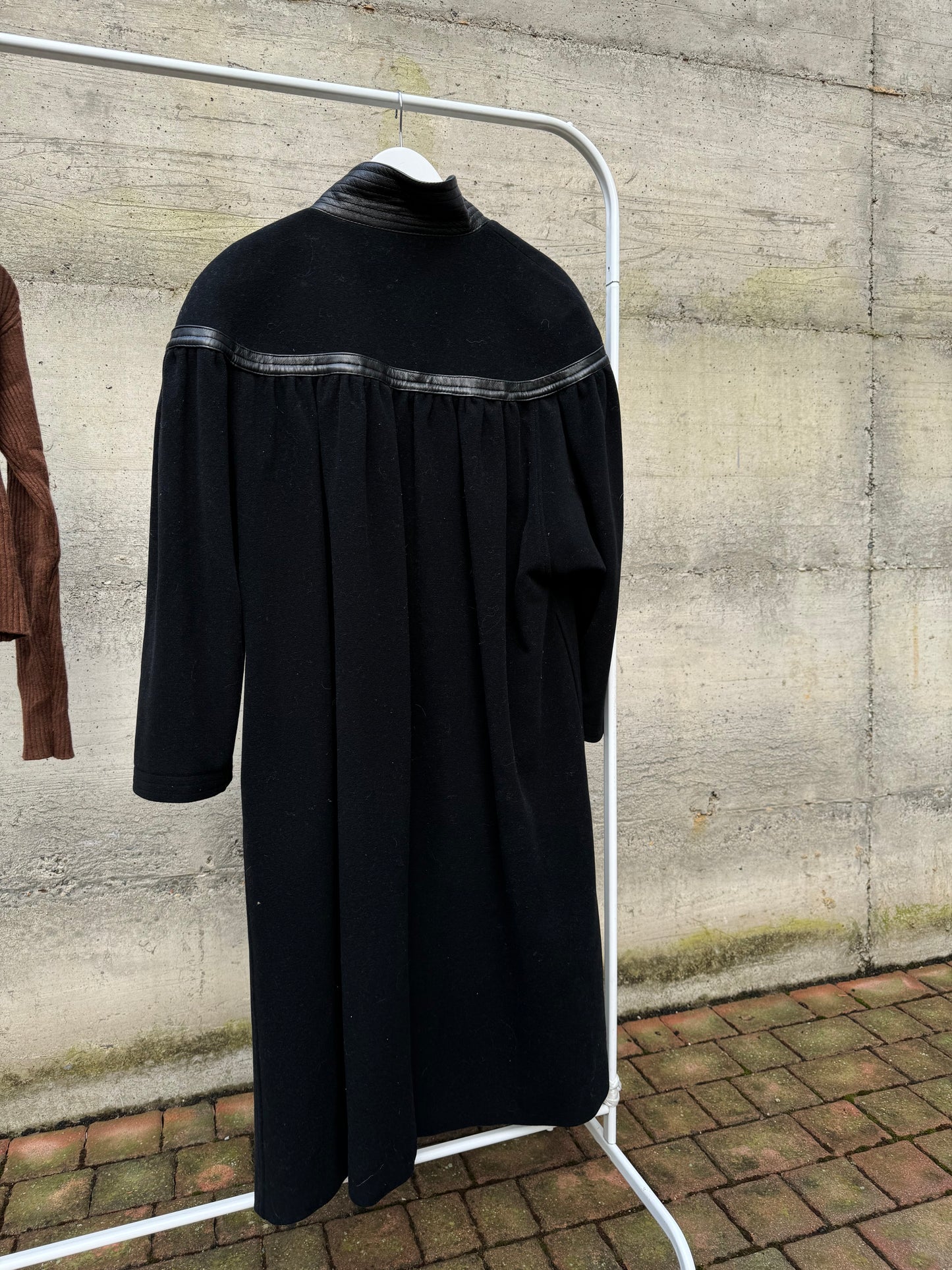 Cappotto a mantella 80s sartoriale 100% lana, con inserti in nappa