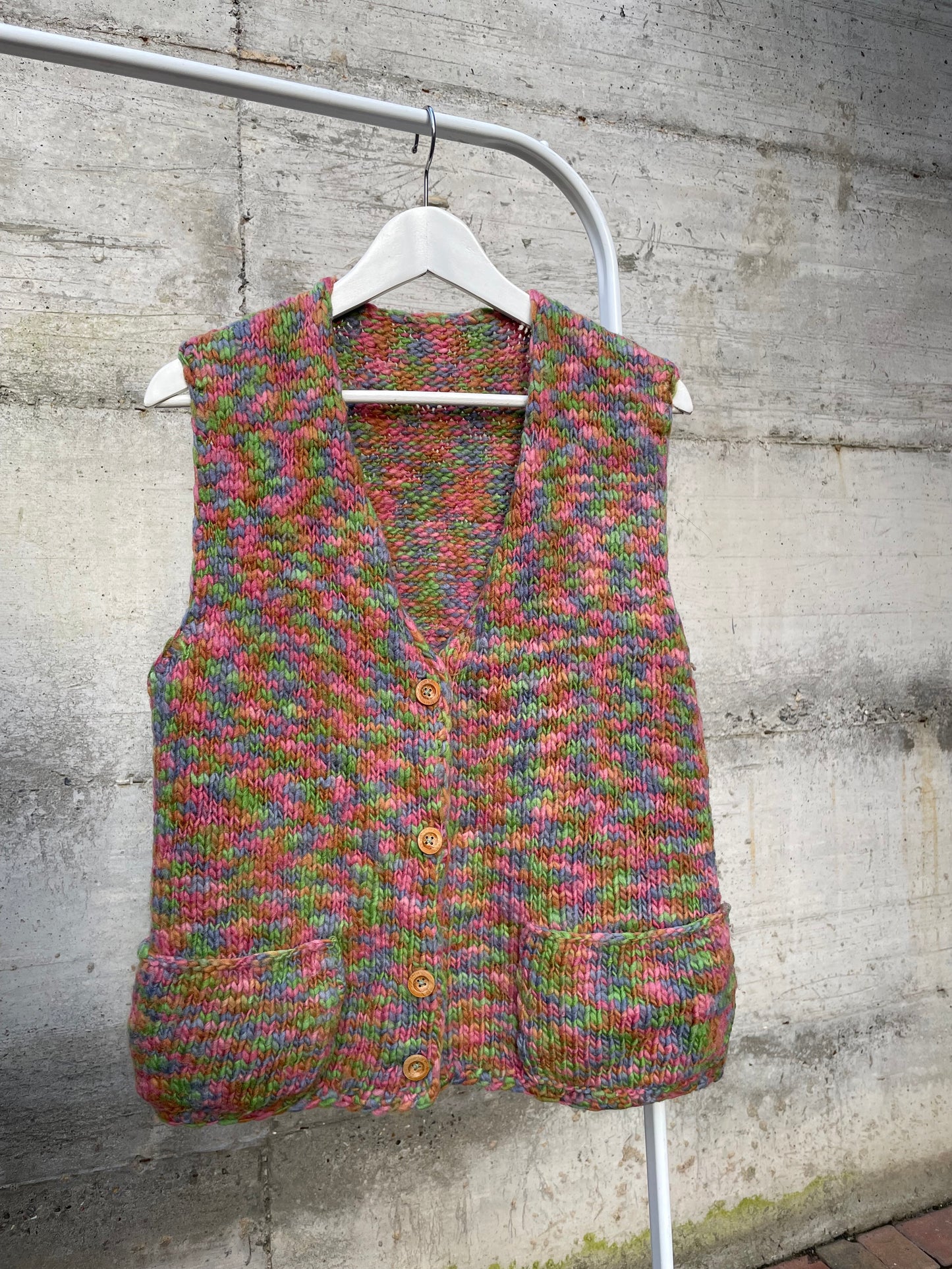 Gilet crochet multicolor in lana con bottoncini in legno